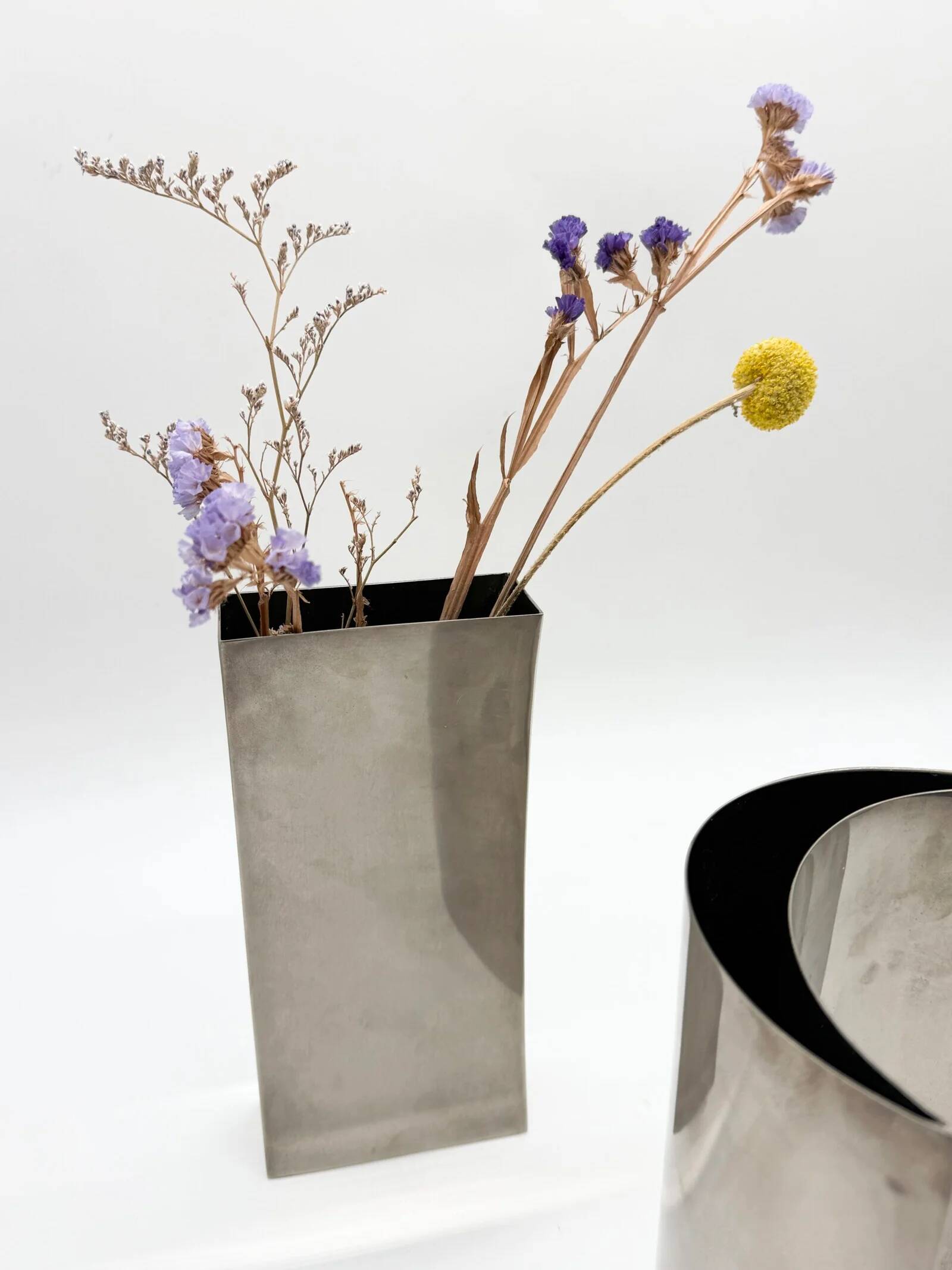 Paire de vases sculpturaux en aluminium, 1980s