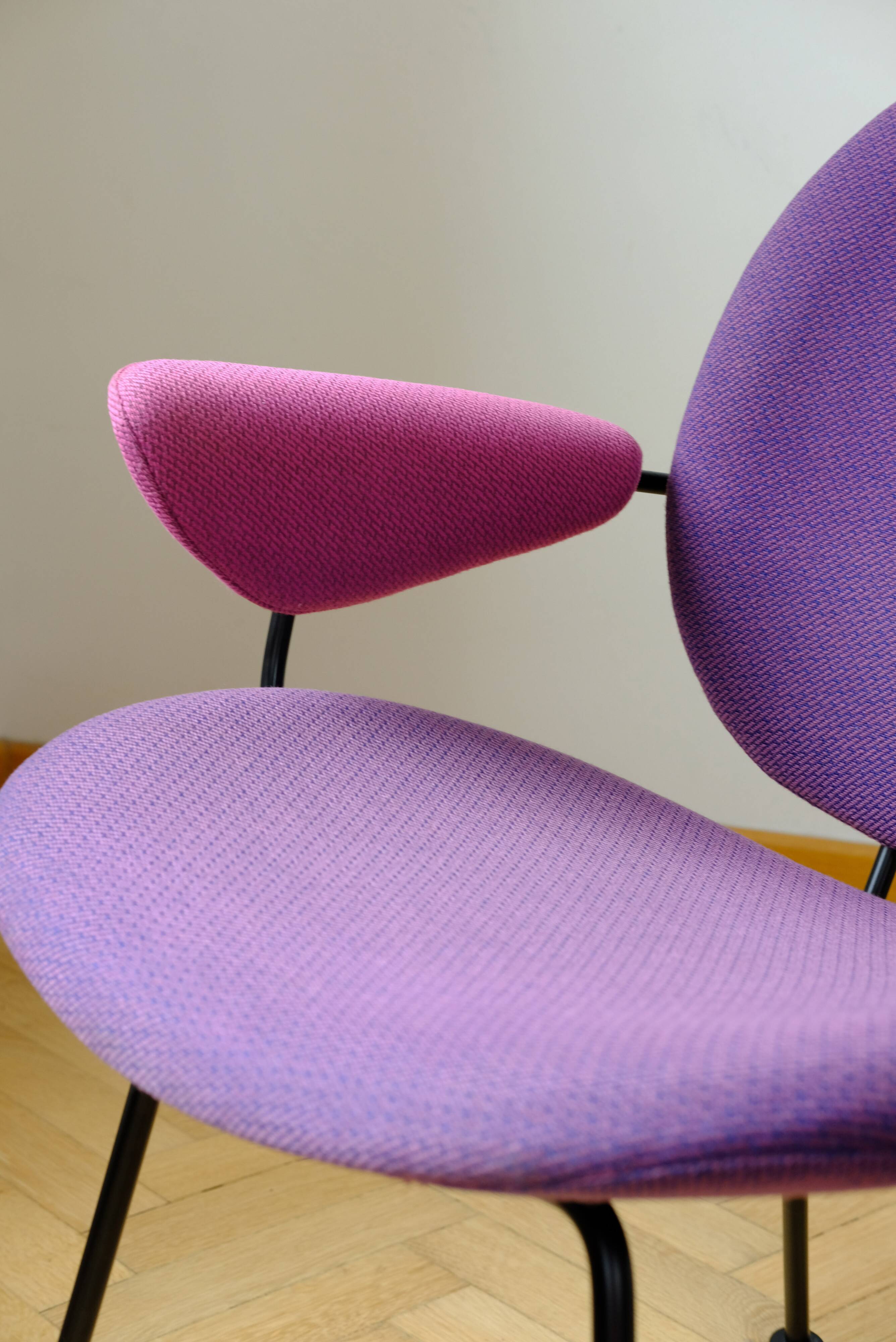 302 fauteuil, hw gispen pour kembo, forme des années 50 avec des couleurs memphis