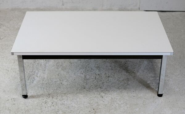 Table basse piètement acier chromé, plateau melaminé blanc. france, circa 1970