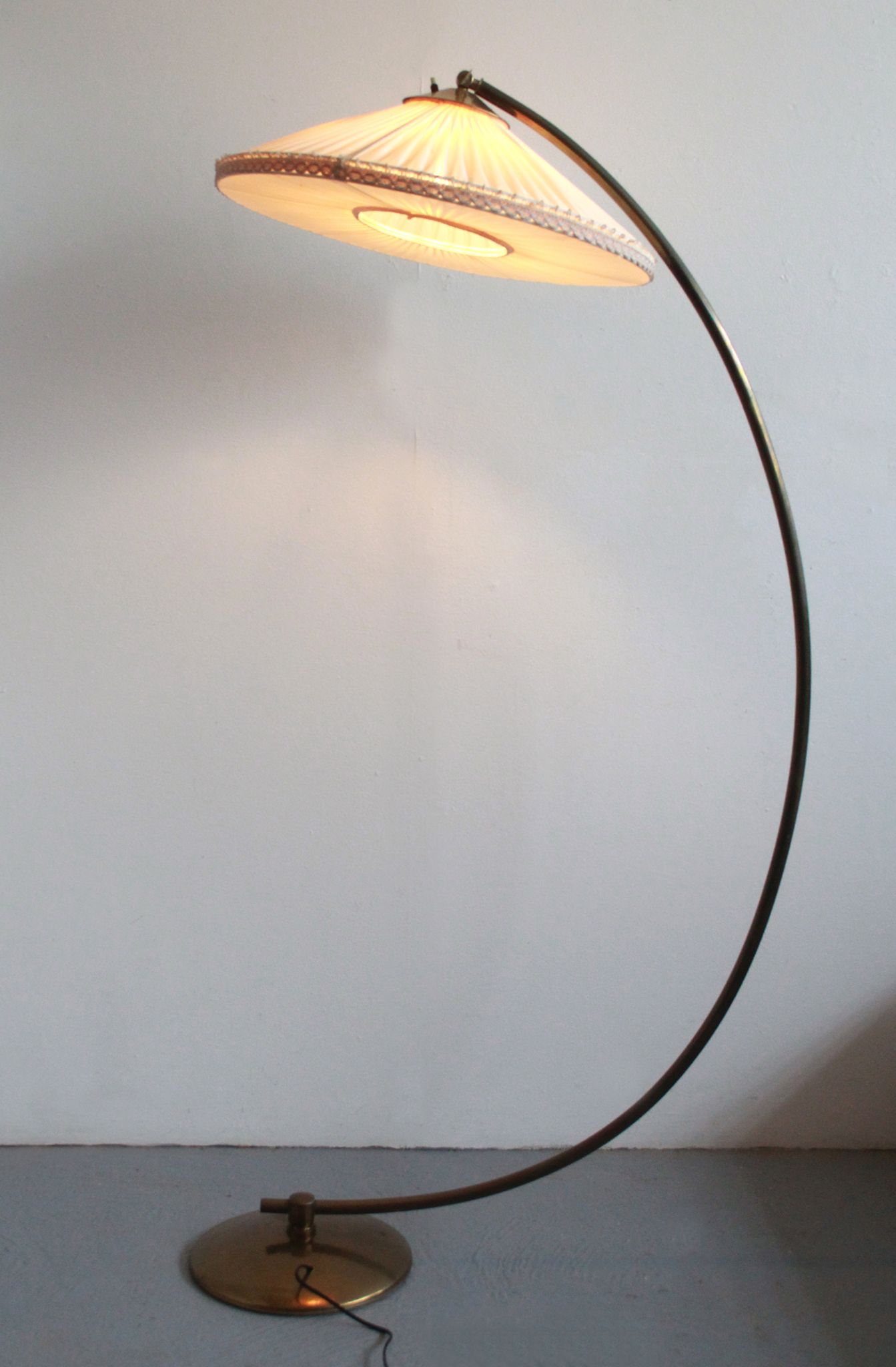 Lampadaire des années 1950 en laiton avec abat-jour plisée