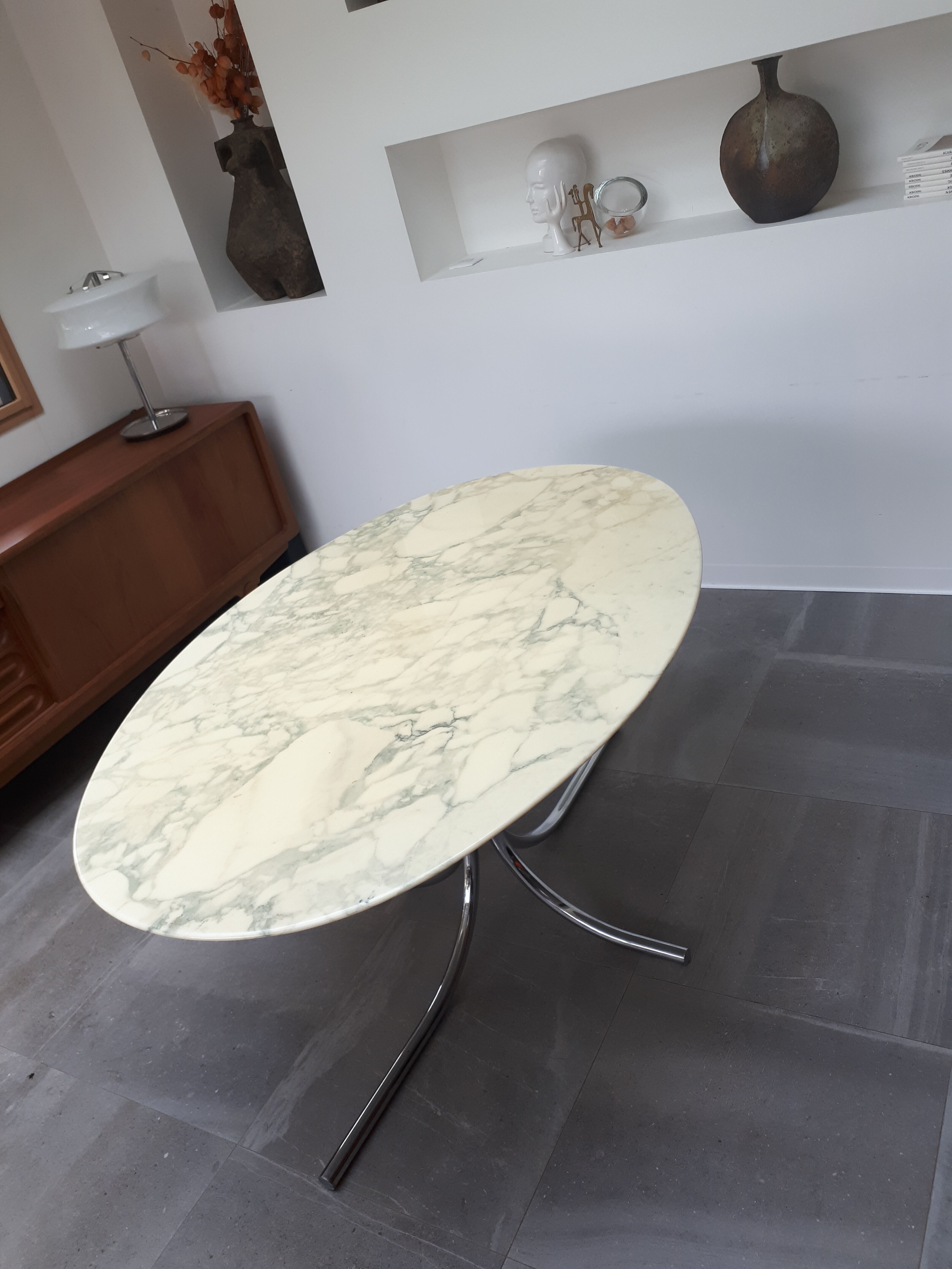 Marble table of the 70s at Roche Bobois