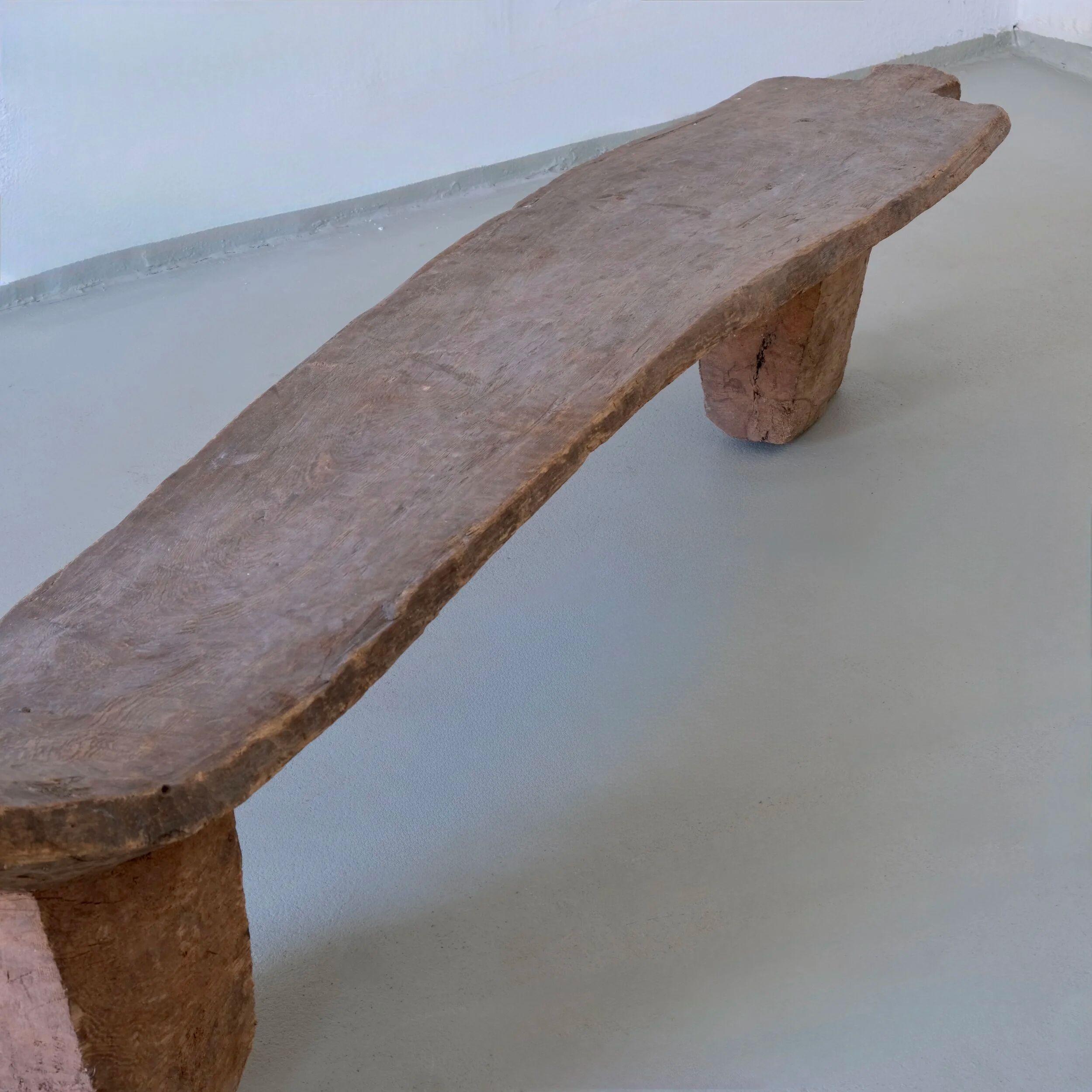 Banc africain primitif vintage en bois sculpté