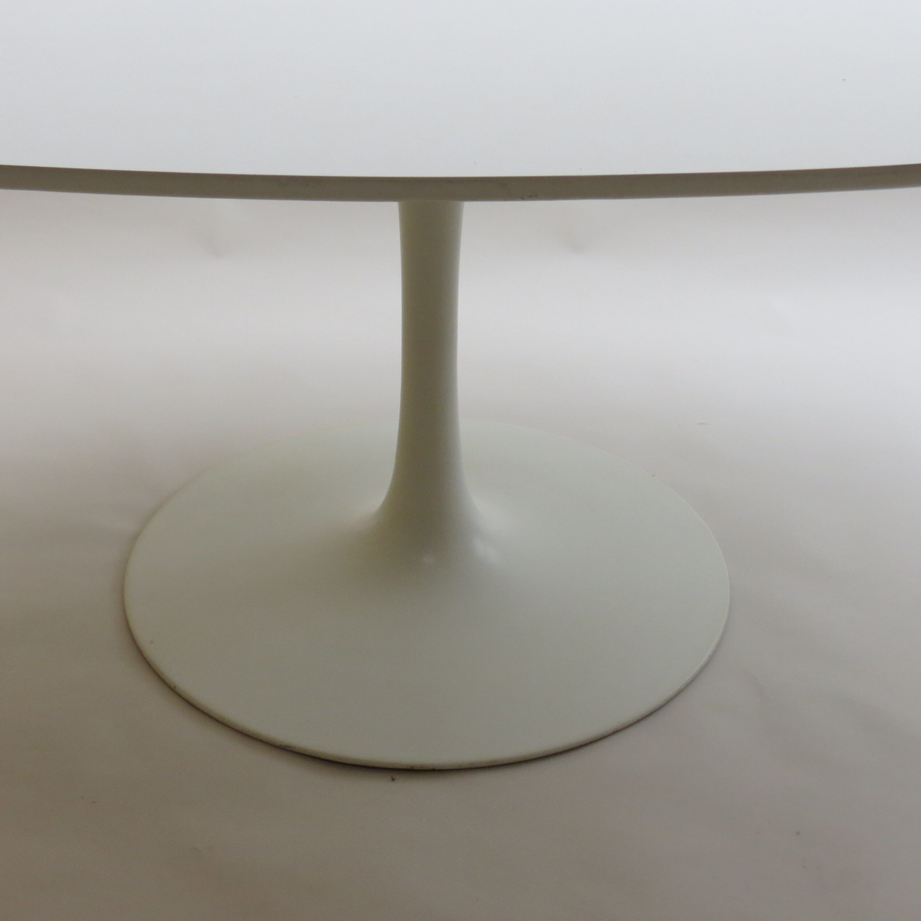 Oval white tulip dining table by Maurice Burke for Arkana 1960