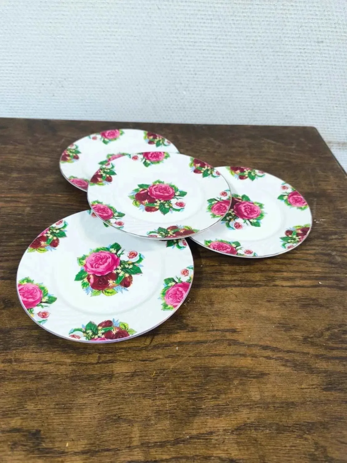 Set of 4 vintage-style pink floral plates (V2)