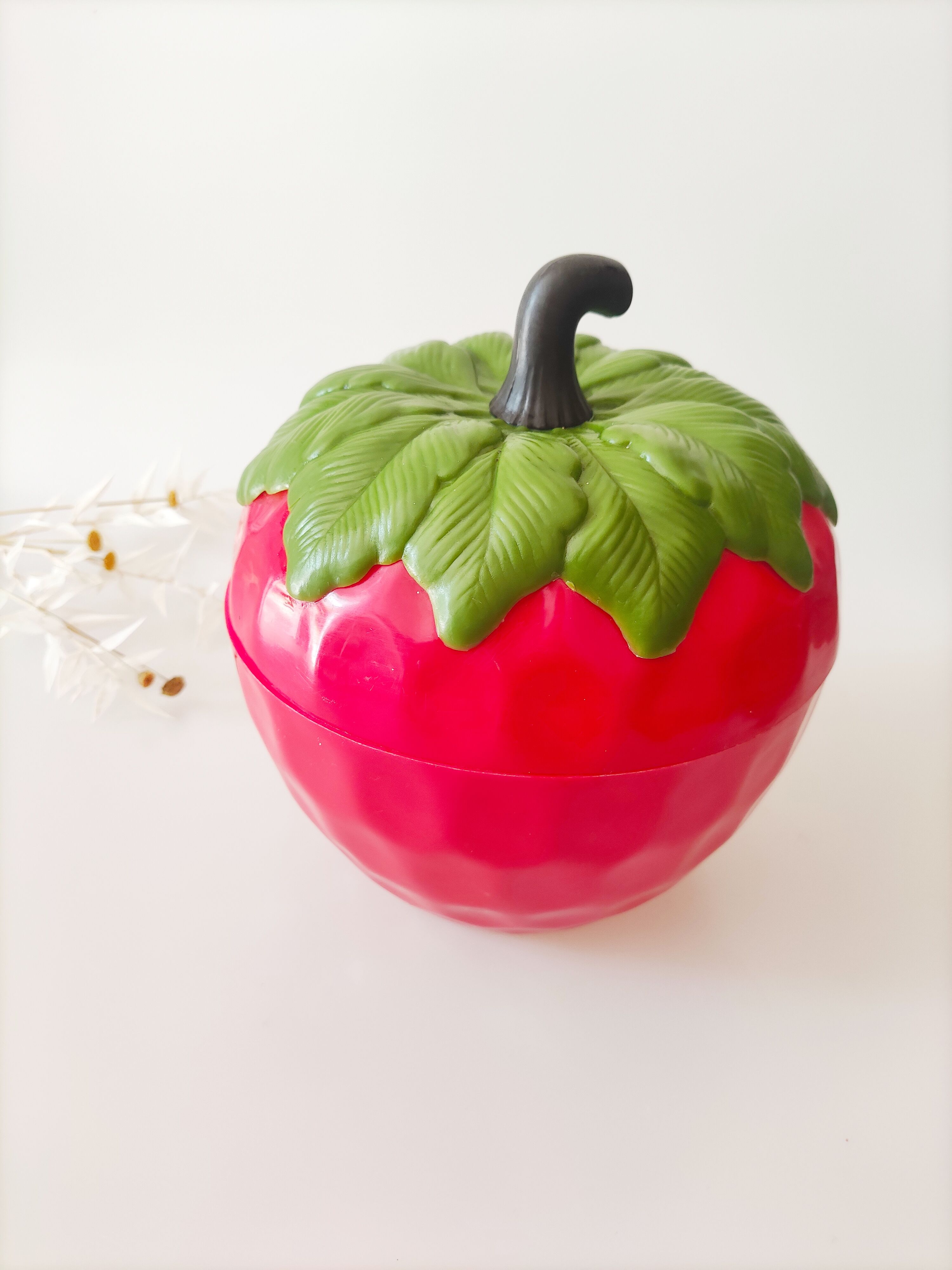 Strawberry ice bucket