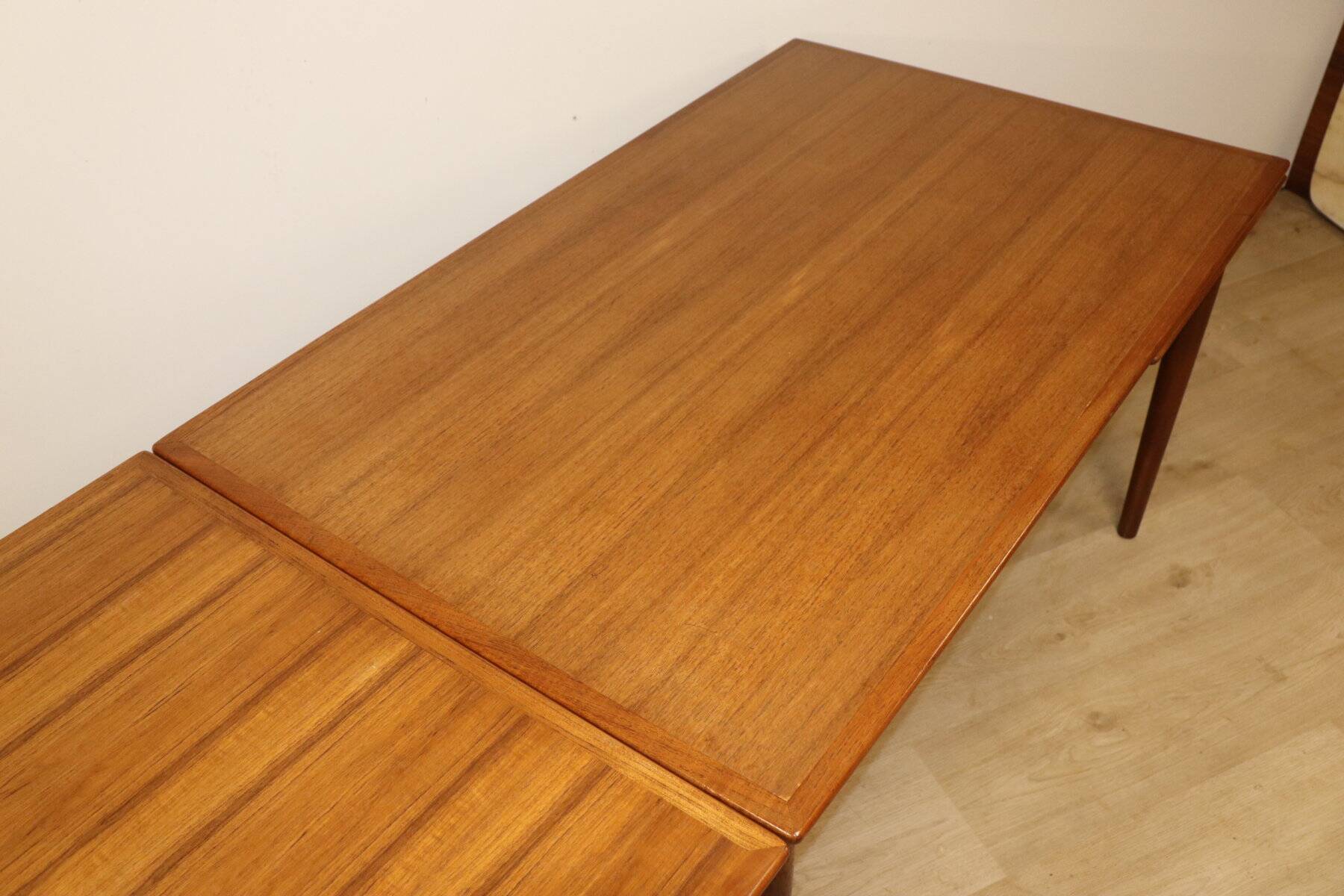 Danish Scandinavian extendable dining table in teak, 1960.