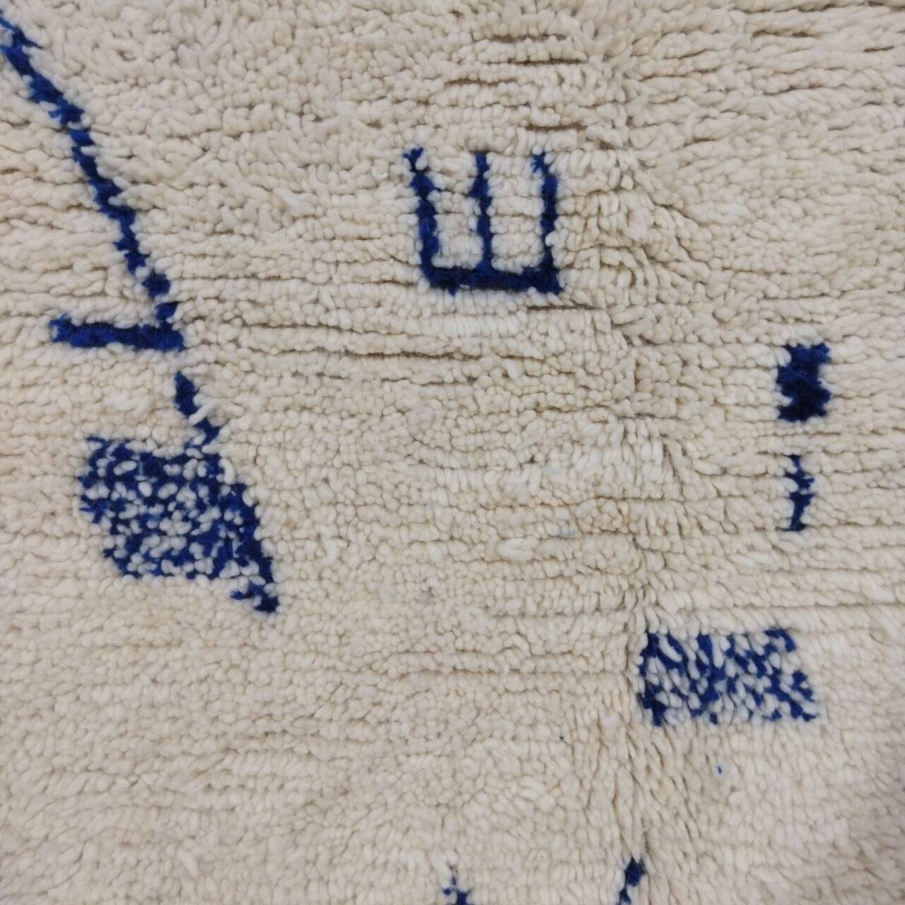 Moroccan Berber rug in cream and blue wool – 250 x 150 cm