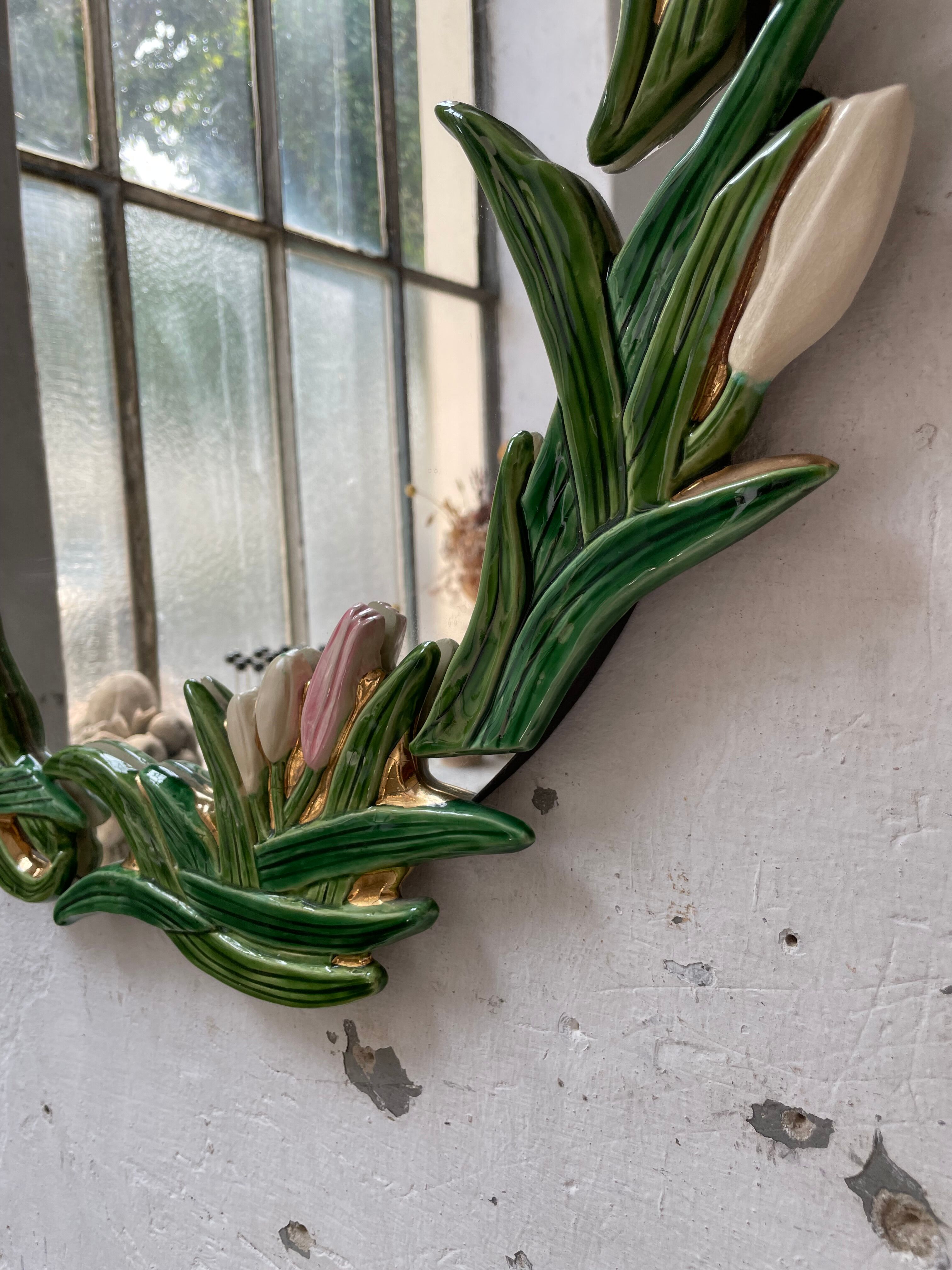 Oval ceramic mirror with flowers