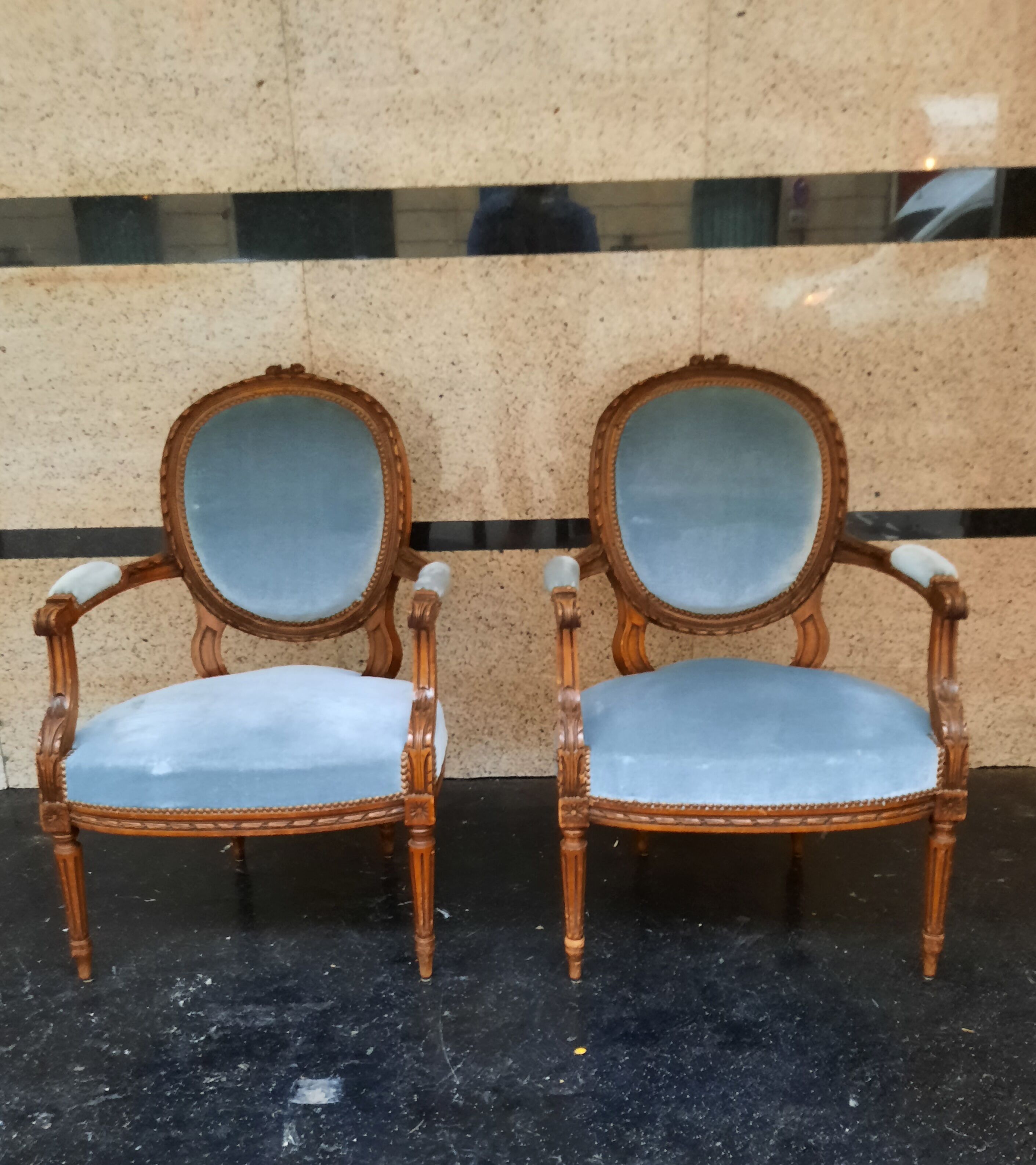 Paire de fauteuils medaillon de style Louis XVI
