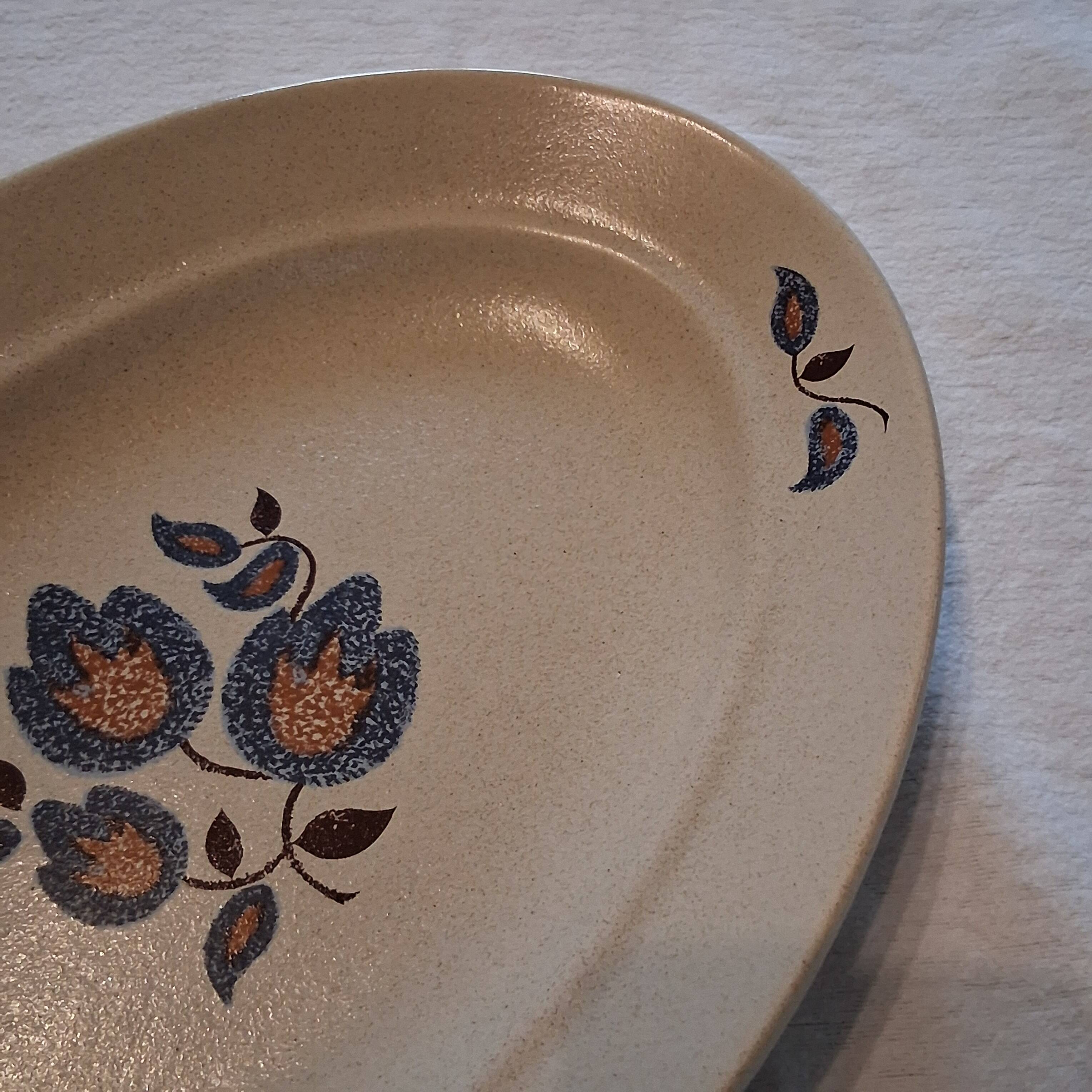 Serving dish from St Amand model "Sologne" in good condition.