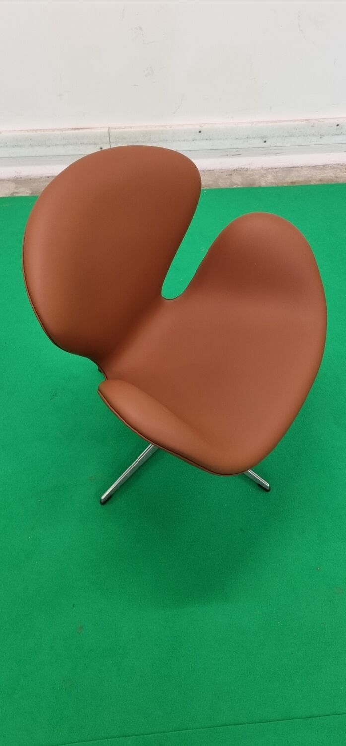 Arne Jacobsen Swan chair by Fritz Hansen
