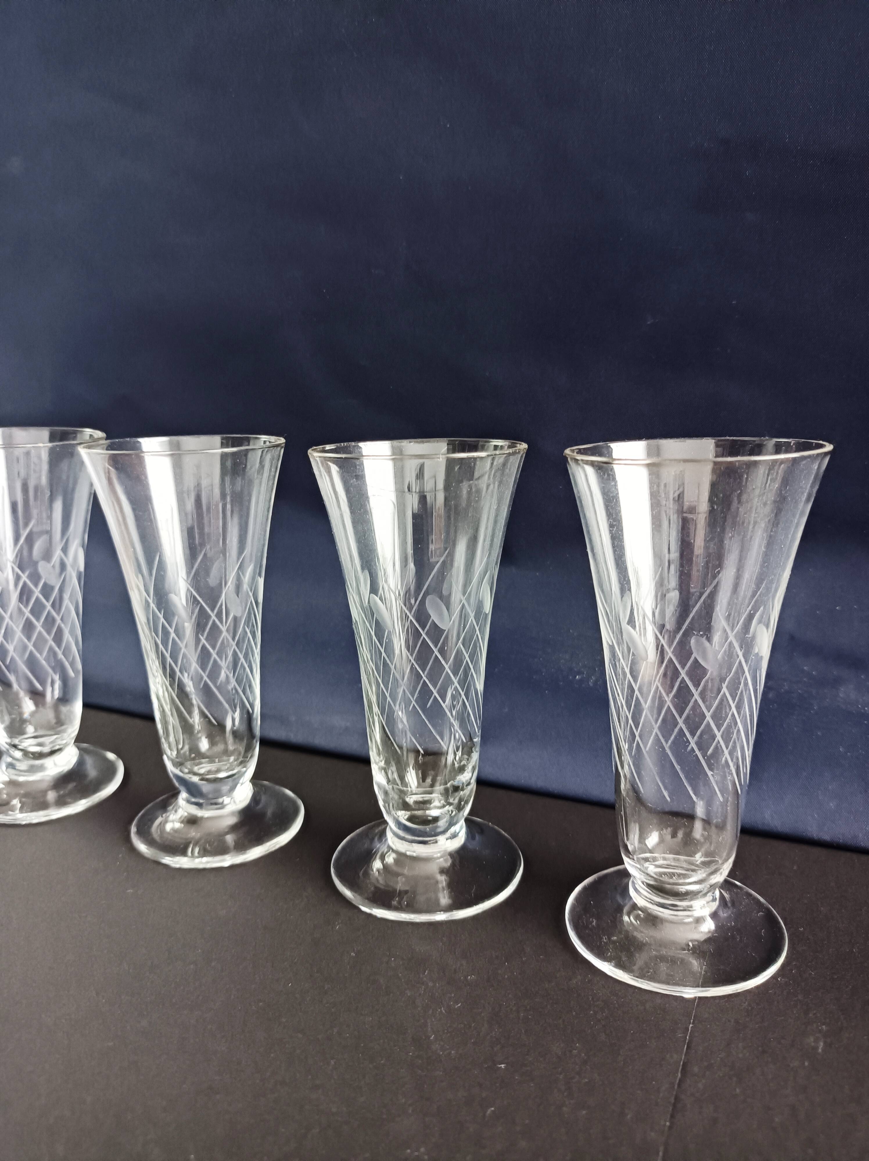Set of 4 engraved glass champagne flutes