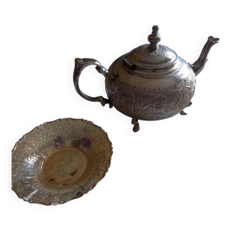 Teapot and its sugar cup
