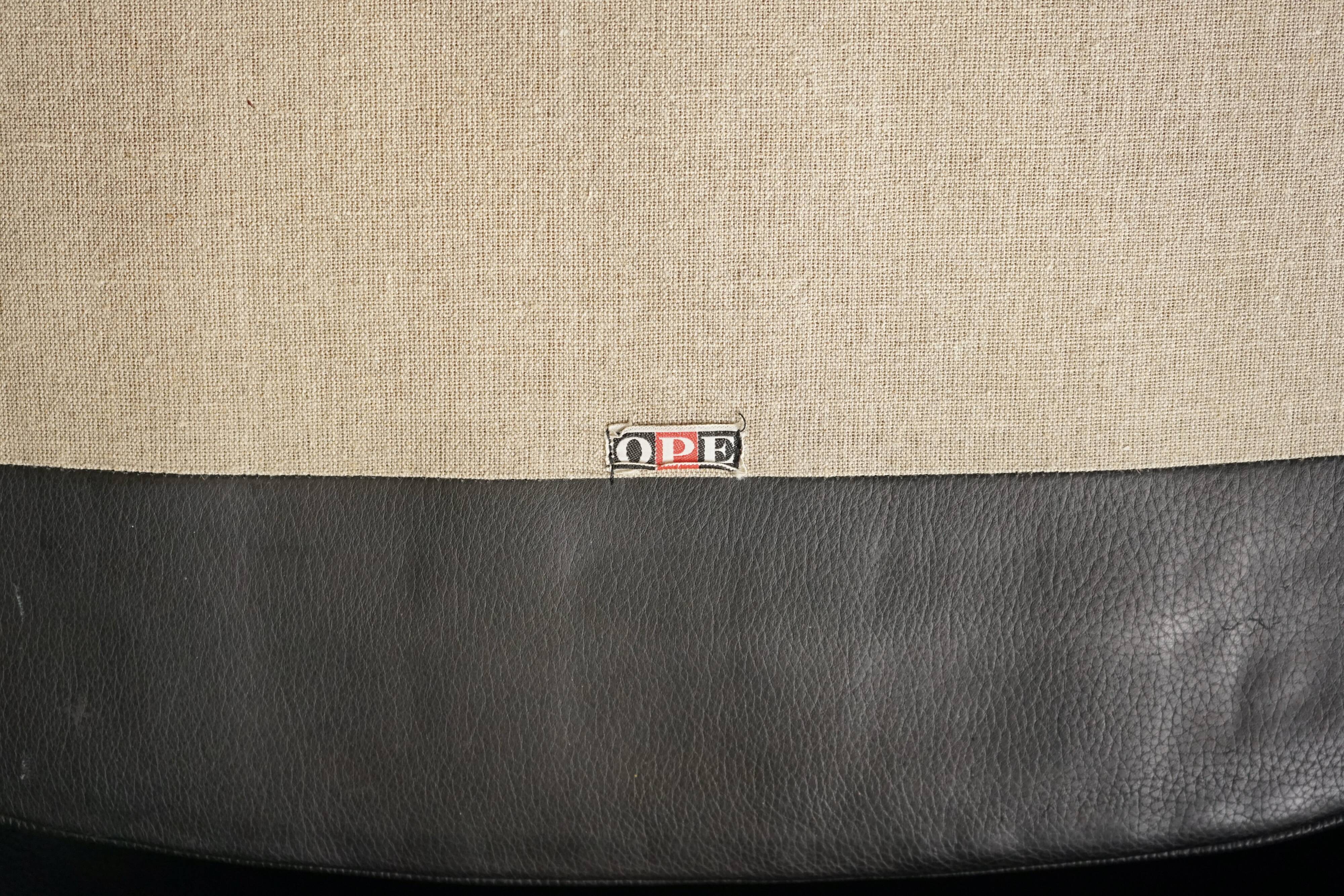 Fauteuil Seal en cuir et teck Ib Kofod-Larsen pour OPE, Suède, années 1960.