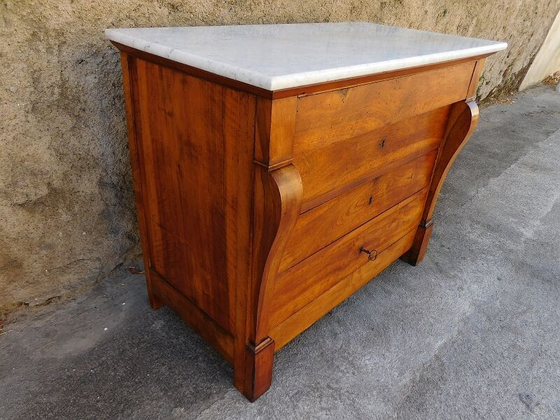 Chest of drawers restoration with blond walnut butt of the nineteenth century