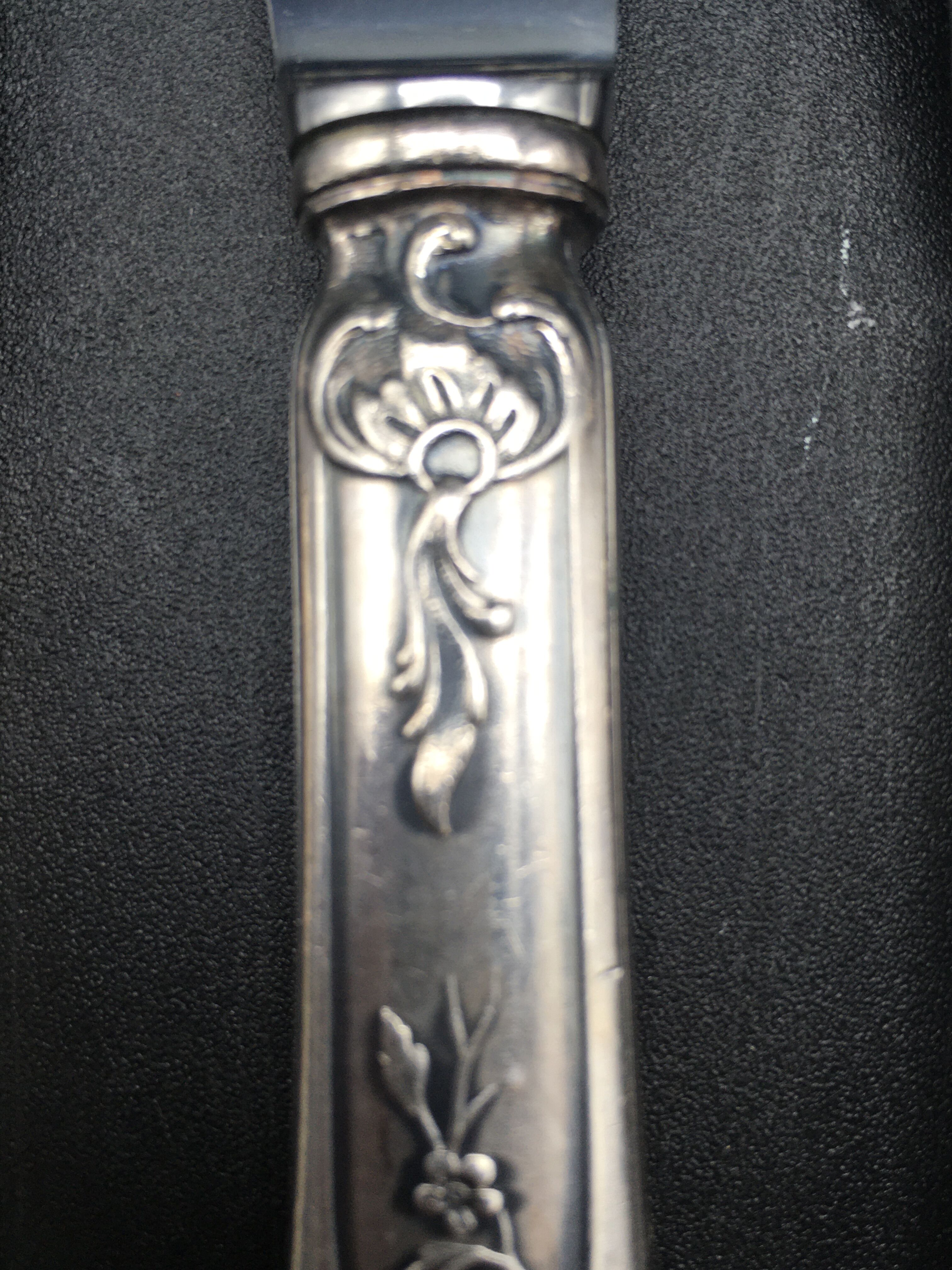 12 silver metal table knives model Rocaille