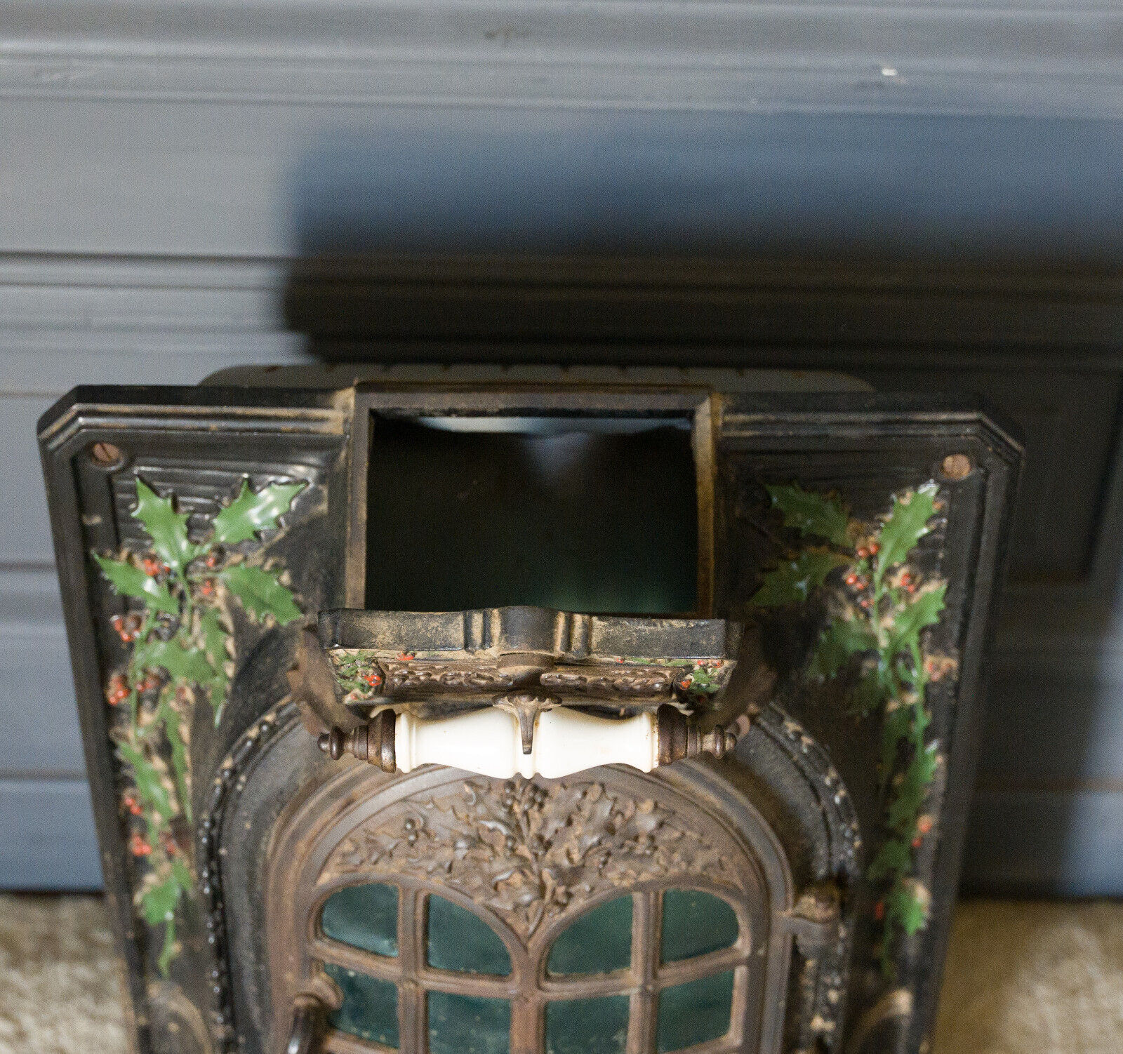 Cast iron stove Forges Fonderie Saint Nicolas brand Holiday Décor holly