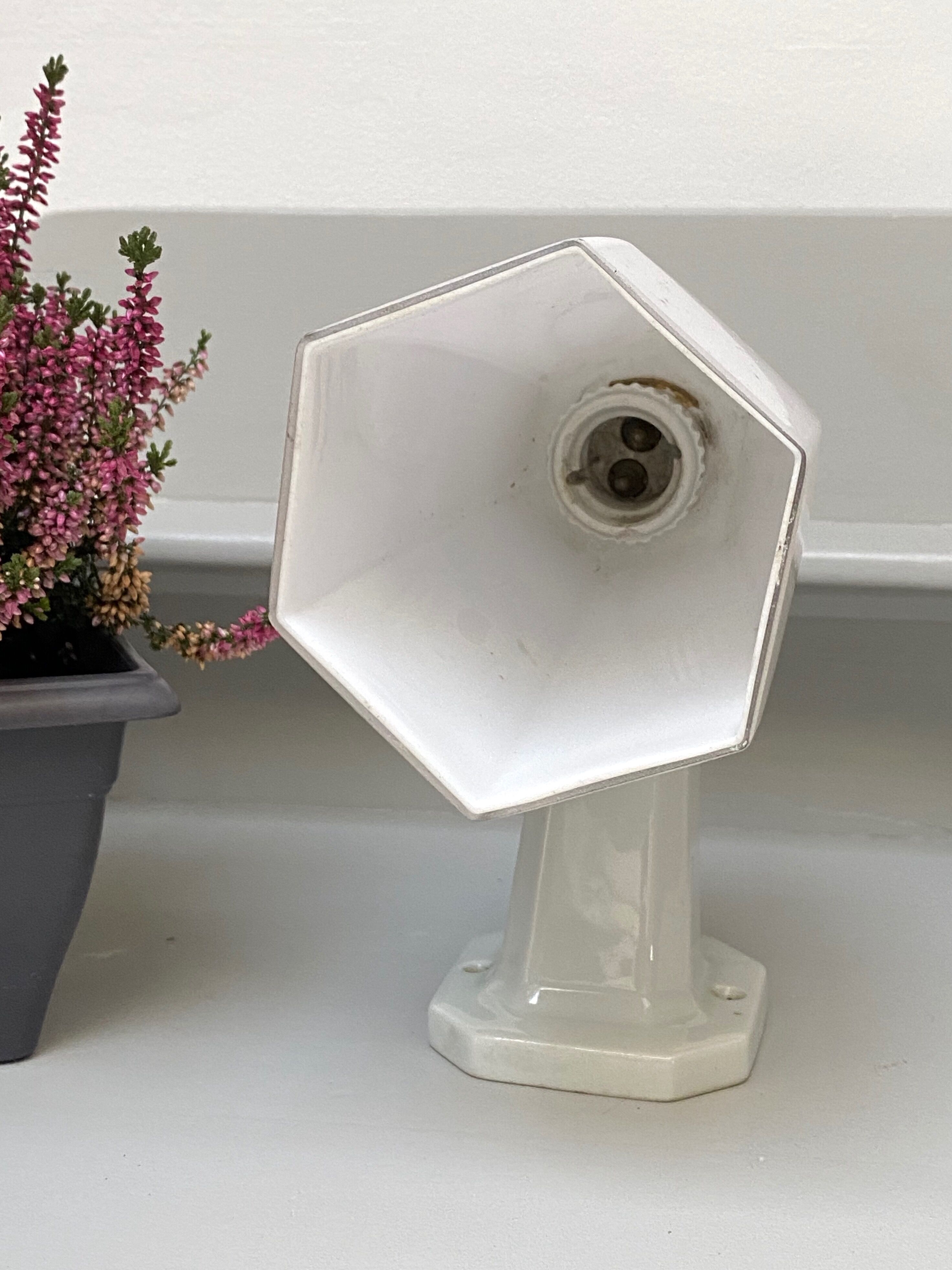 Art deco wall lamp in opaline and porcelain