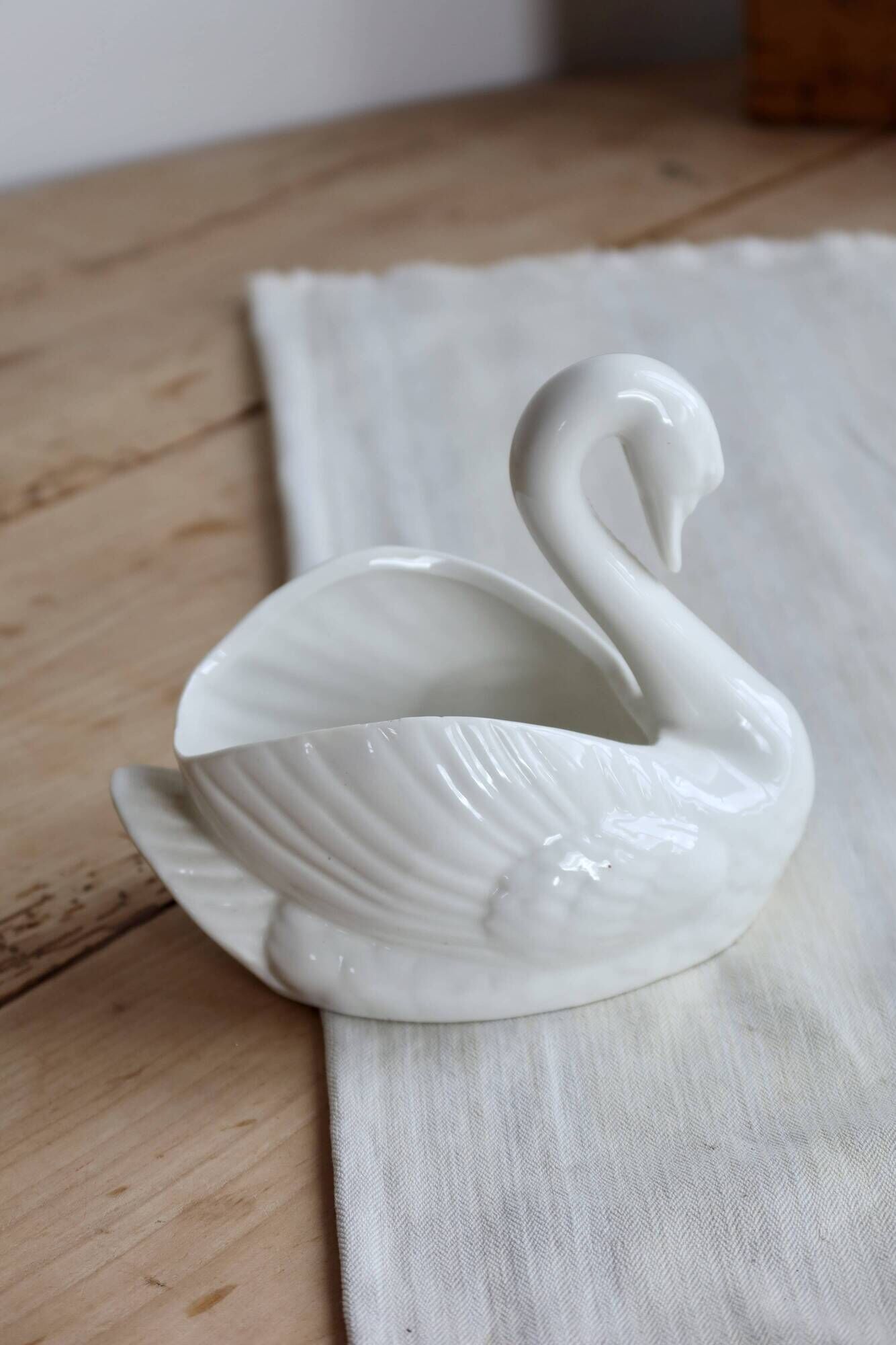 Vintage white porcelain swan cache-pot