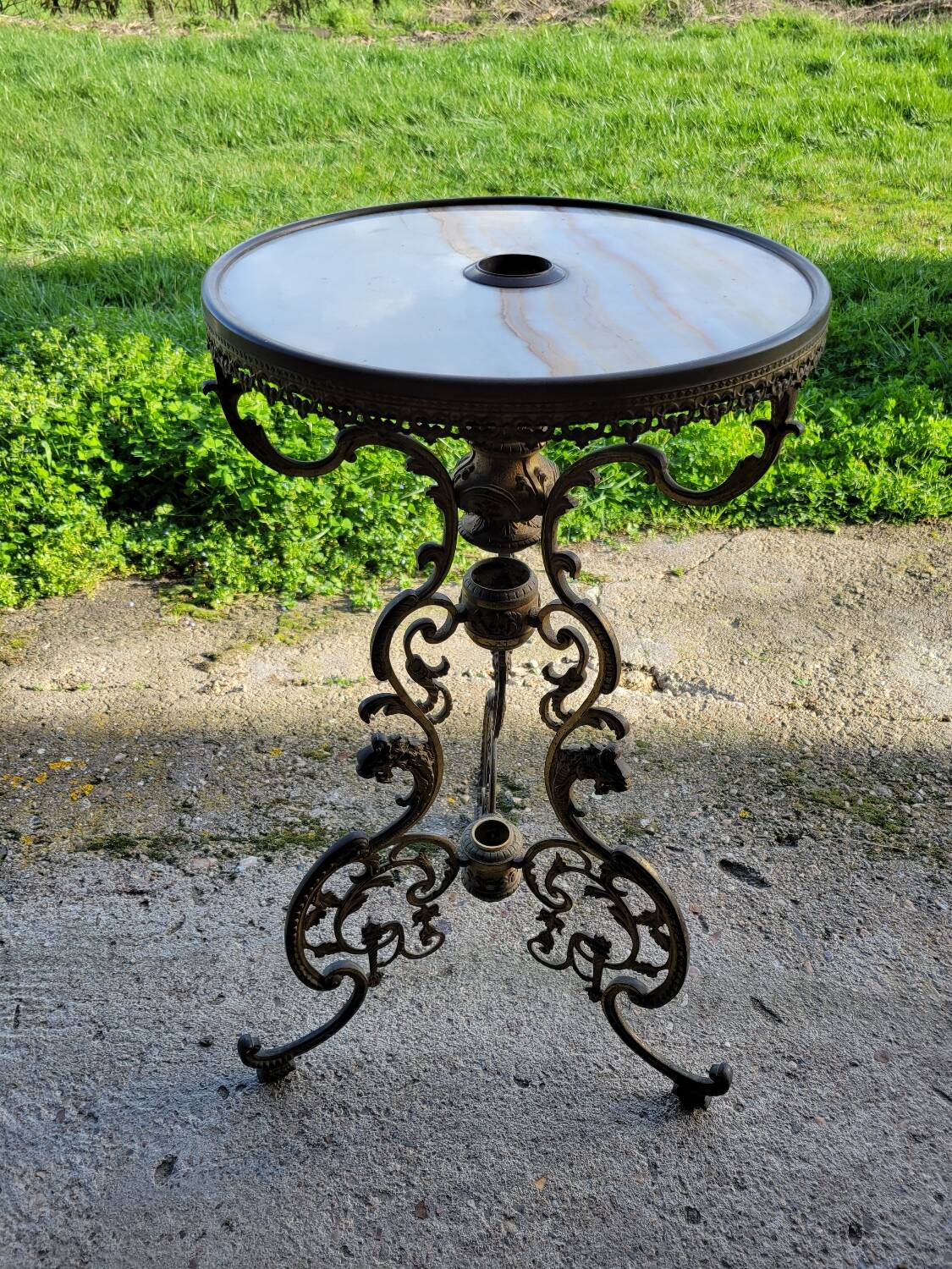 Round table in marble and gilded bronze