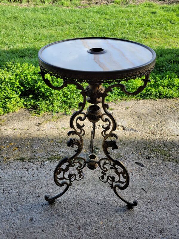 Table ronde en marbre et bronze doré