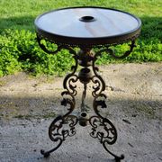 Table ronde en marbre et bronze doré