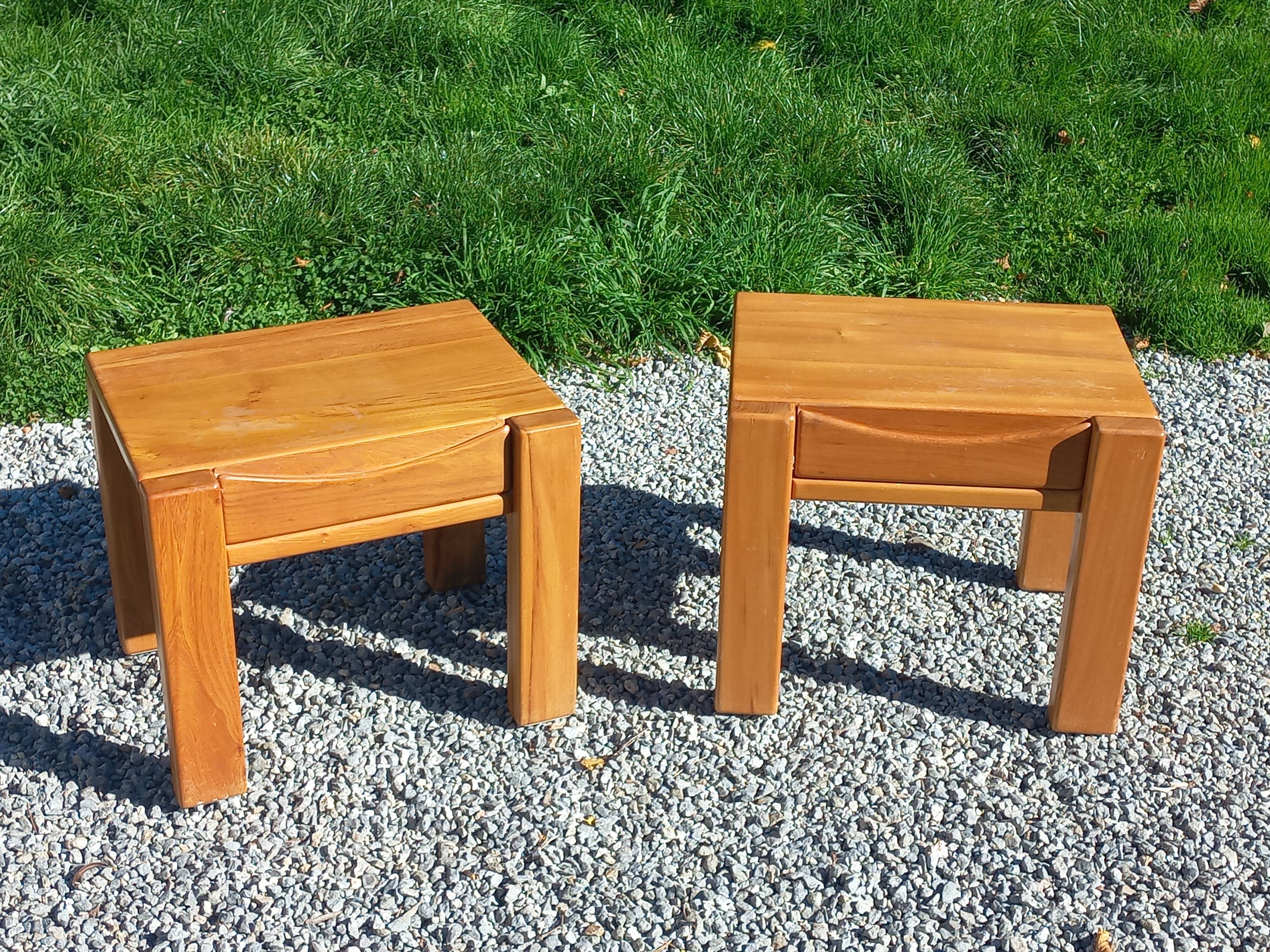 Paire de chevets en orme massif de la maison Regain