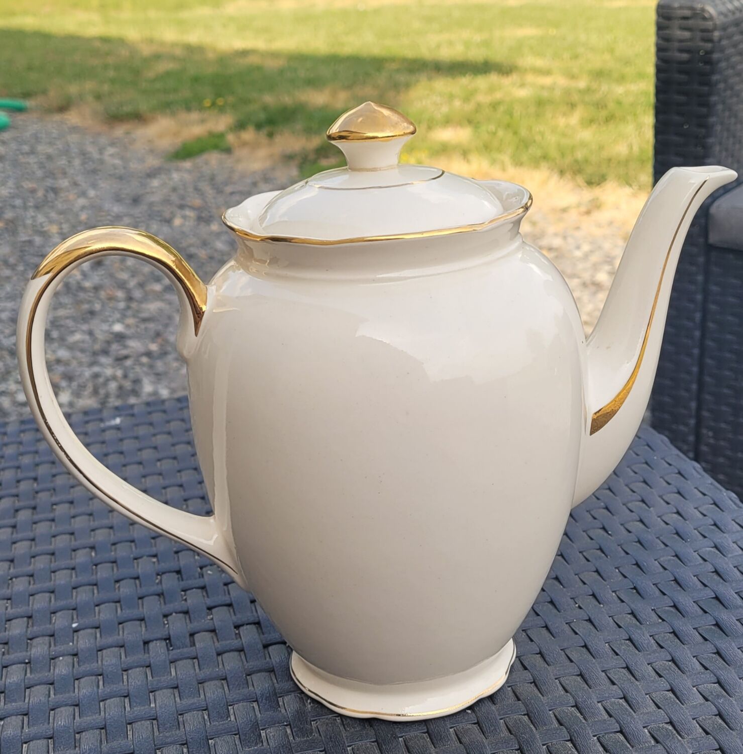White and golden teapot villeroy and boch