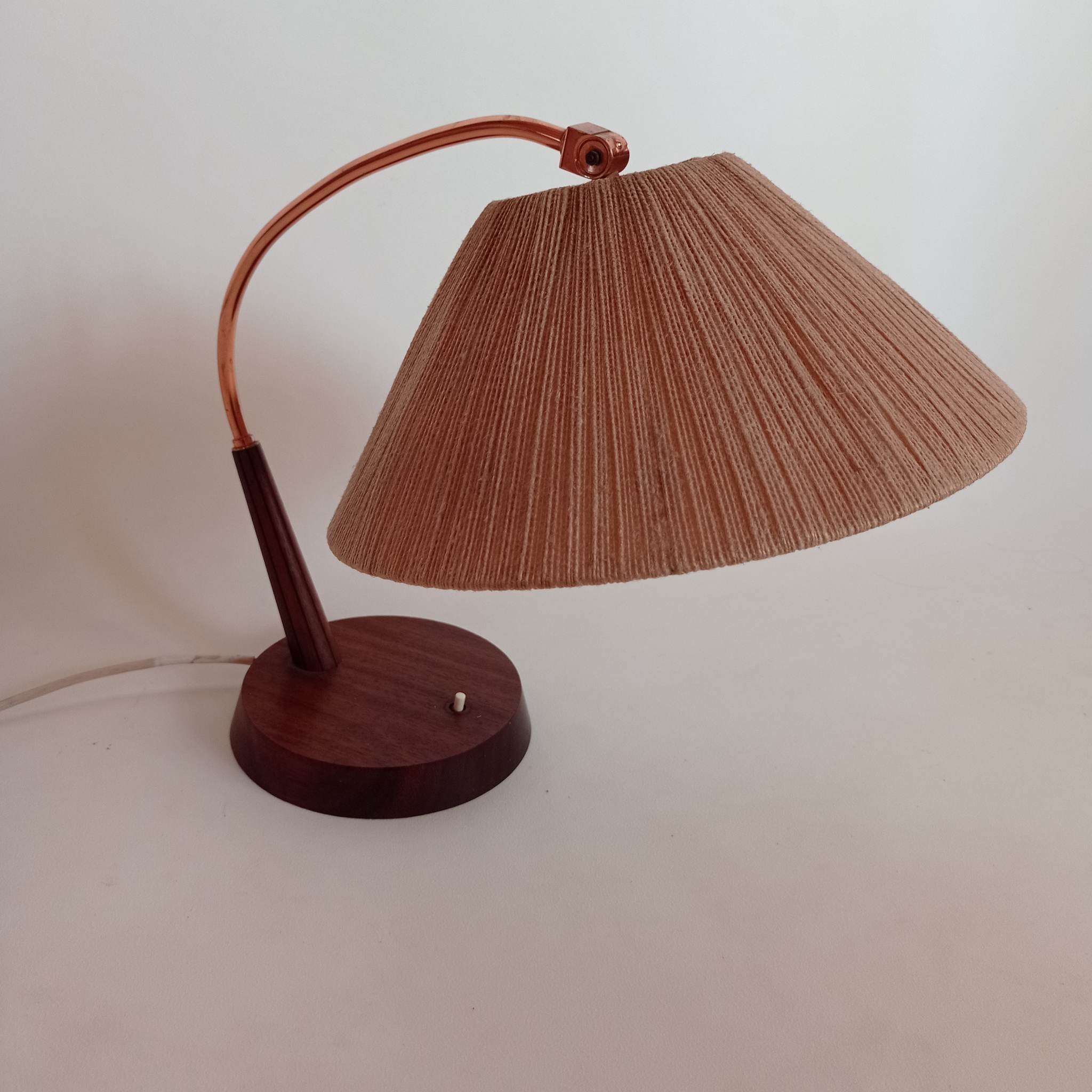 Lampe de table Temde produite dans les années 60 en Suisse.