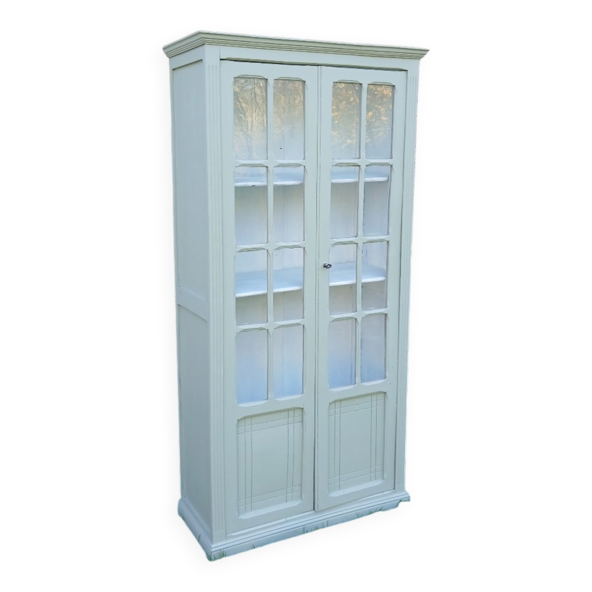 Parisian style display cabinet with 2 doors and 3 shelves in Luxembourg green.