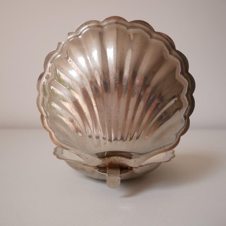 Soap dish or shell tray in silver metal
