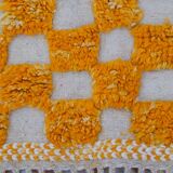 Tapis berbère à damiers jaune et blanc