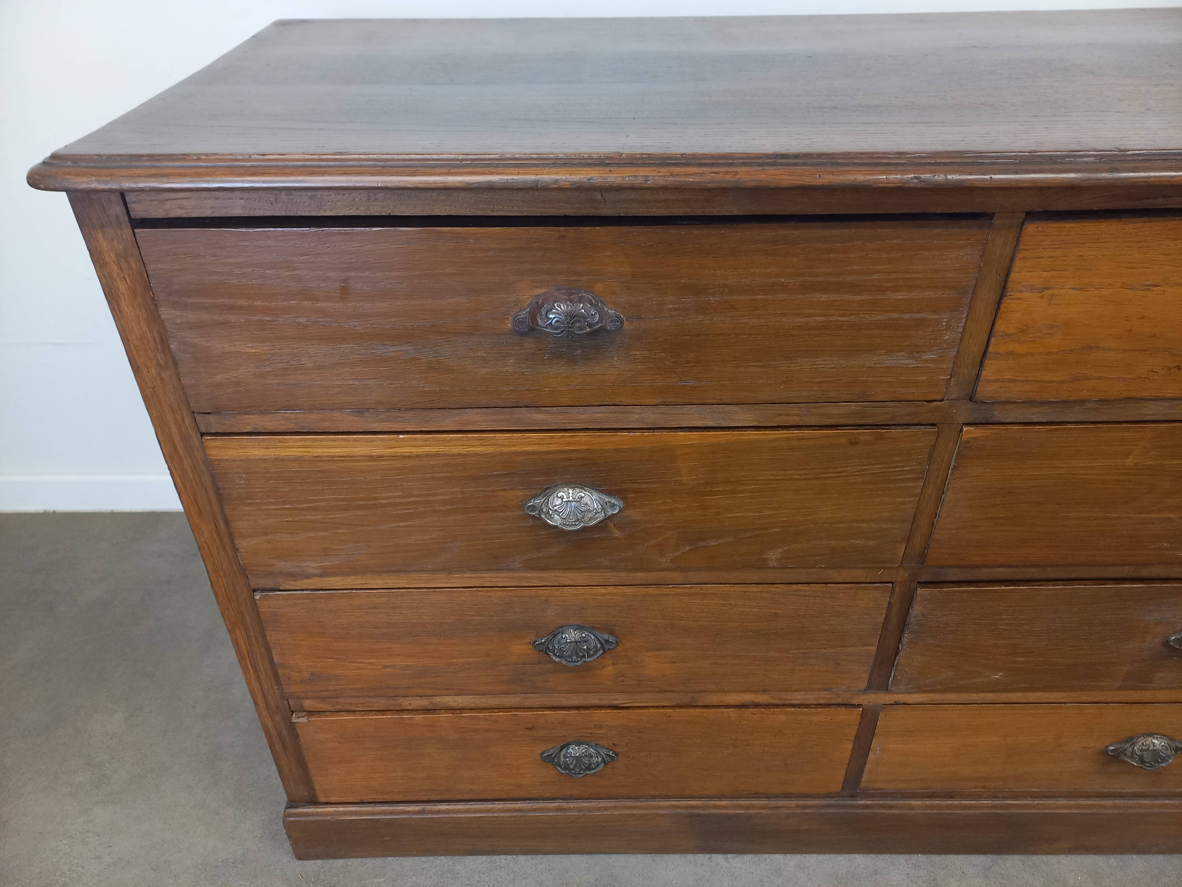 Banque de magasin à tiroirs en chêne