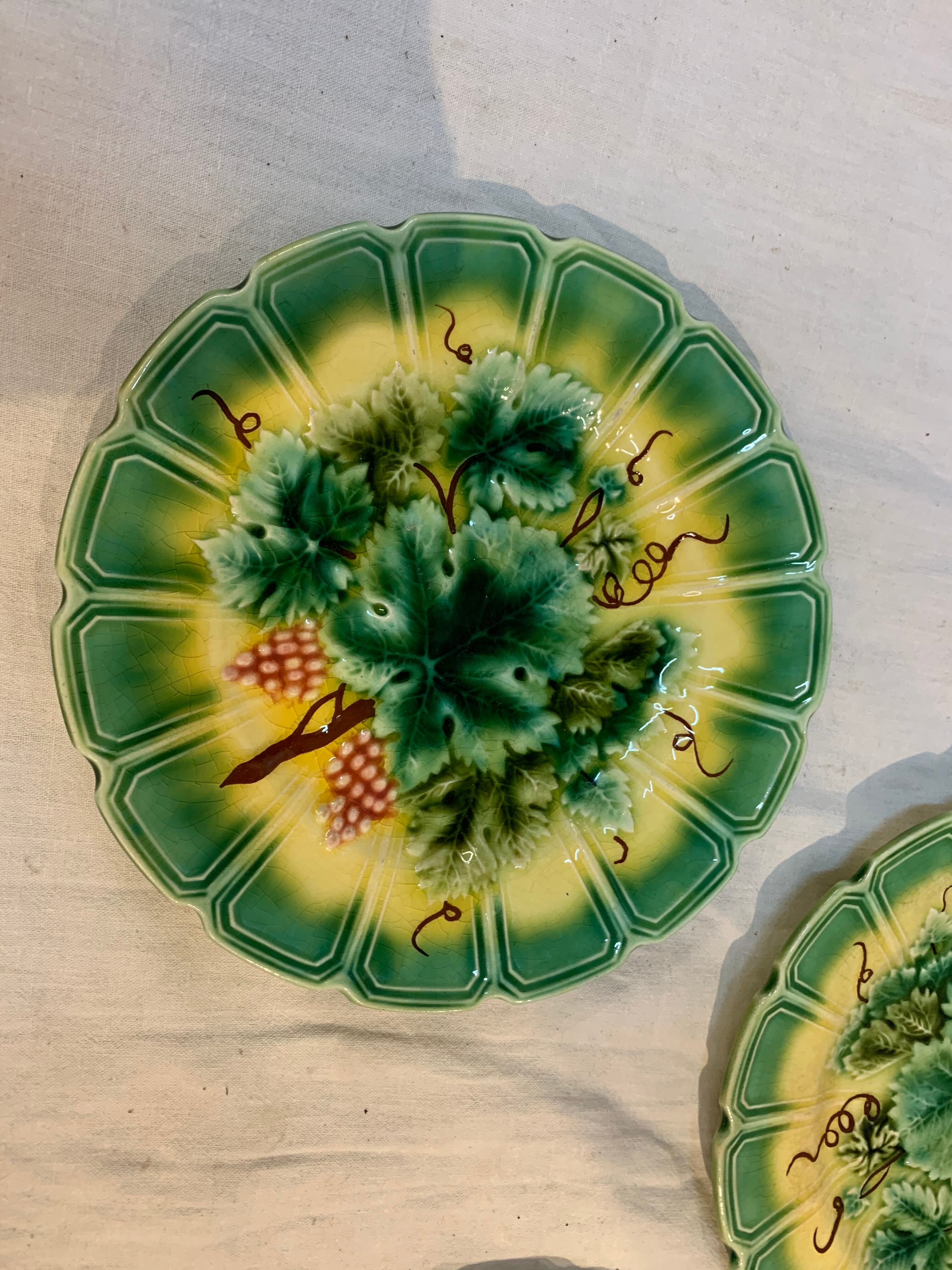 3 plates barbotine theme vines