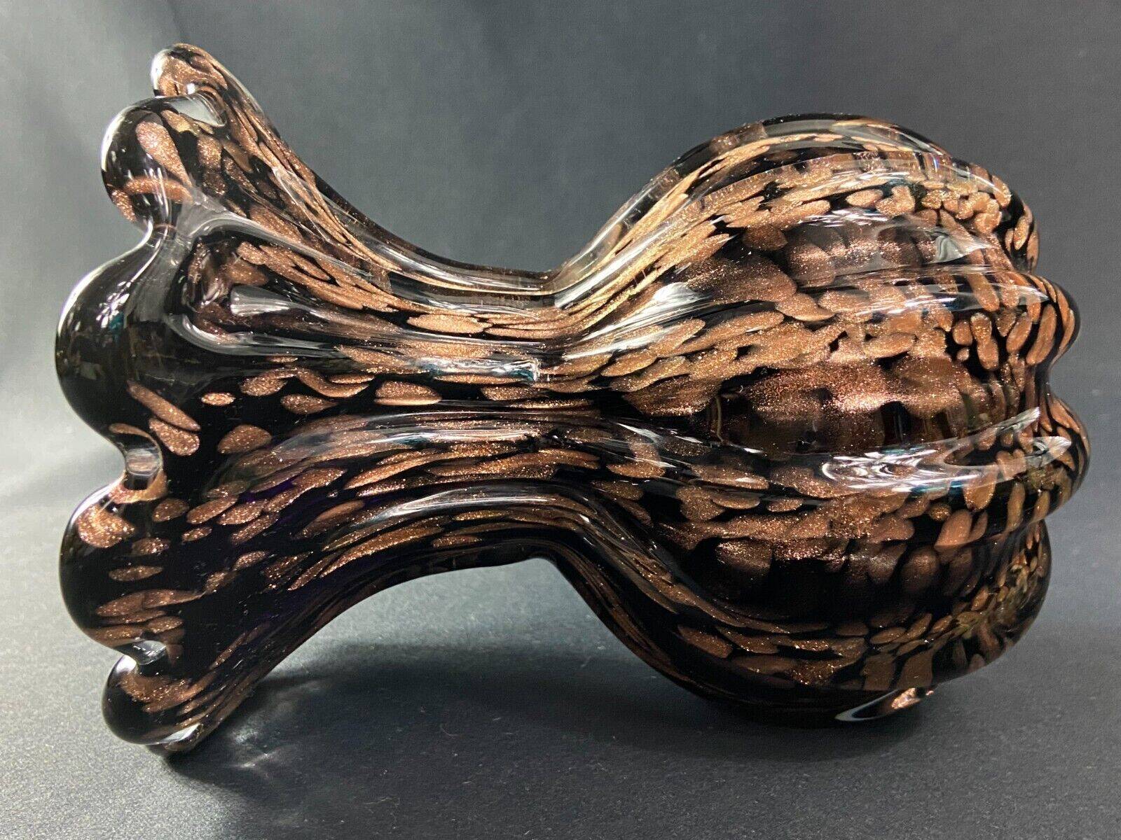 Vase signed in Murano Venice crystal with gold inclusion on a black background