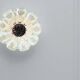 Plafonnier en forme de fleur en verre dépoli