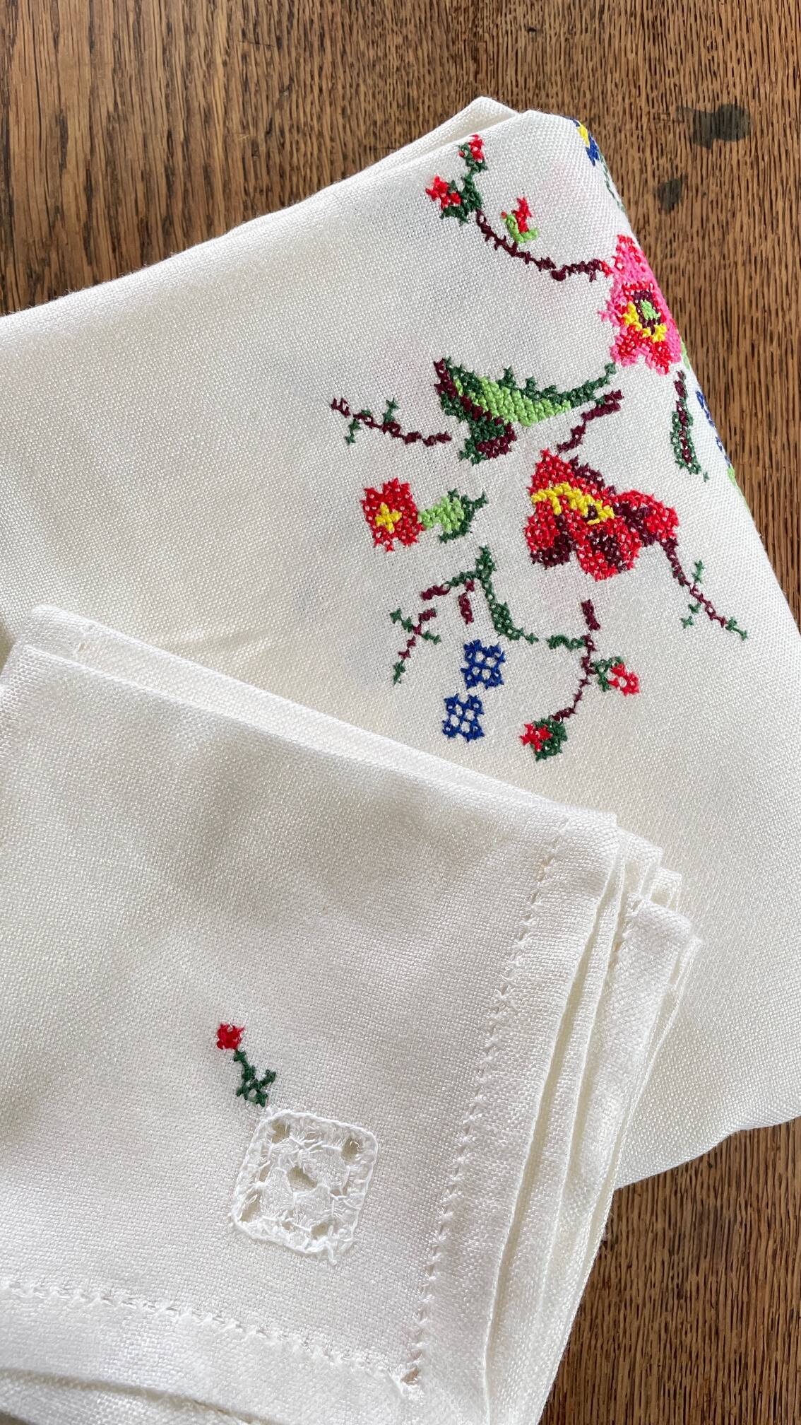 Embroidered tablecloth and 12 vintage napkins