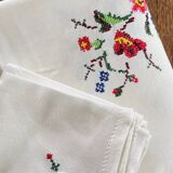 Embroidered tablecloth and 12 vintage napkins