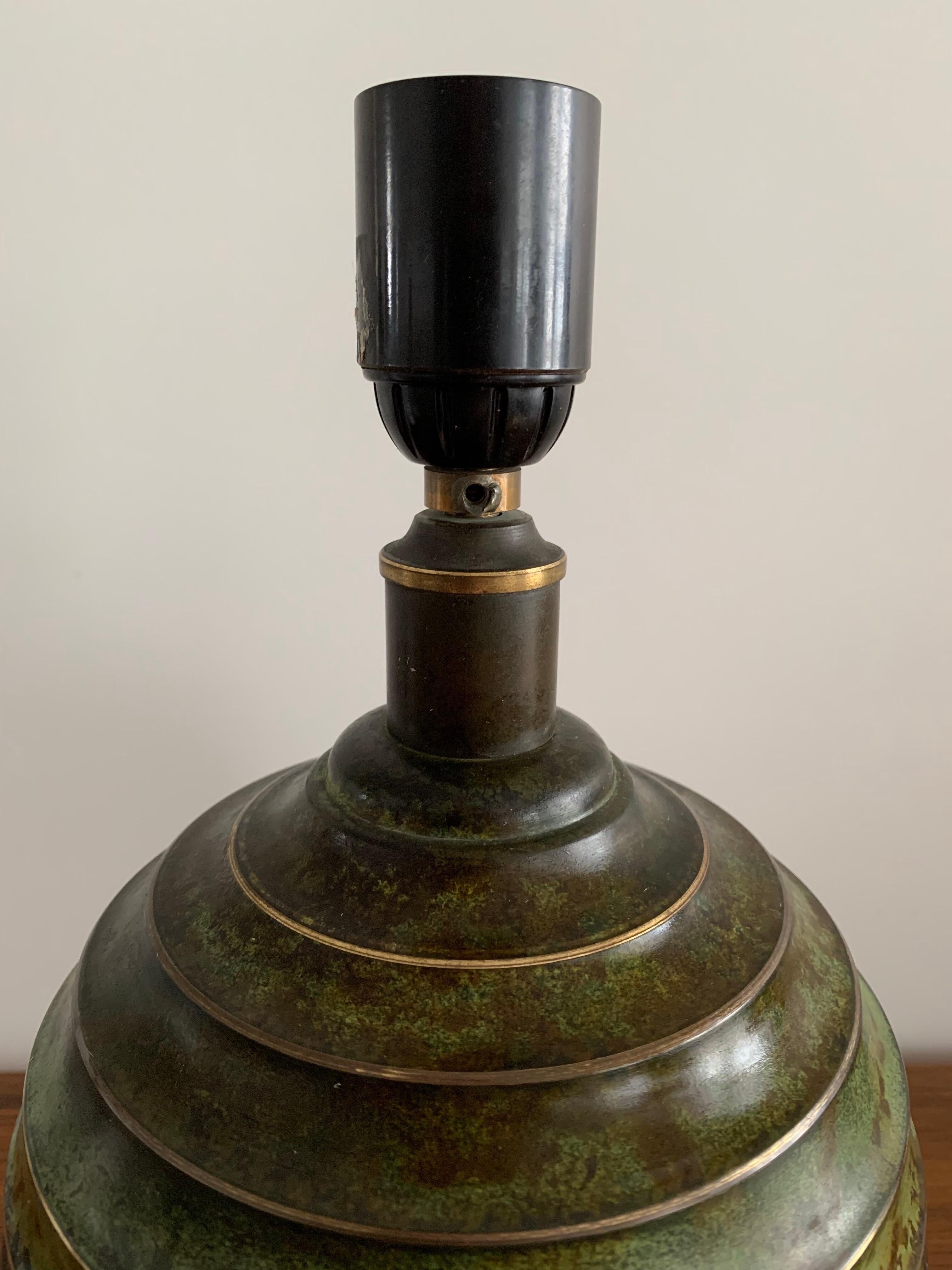 Art Deco table lamp in patinated bronze with eagles holding a globe, France 1940.