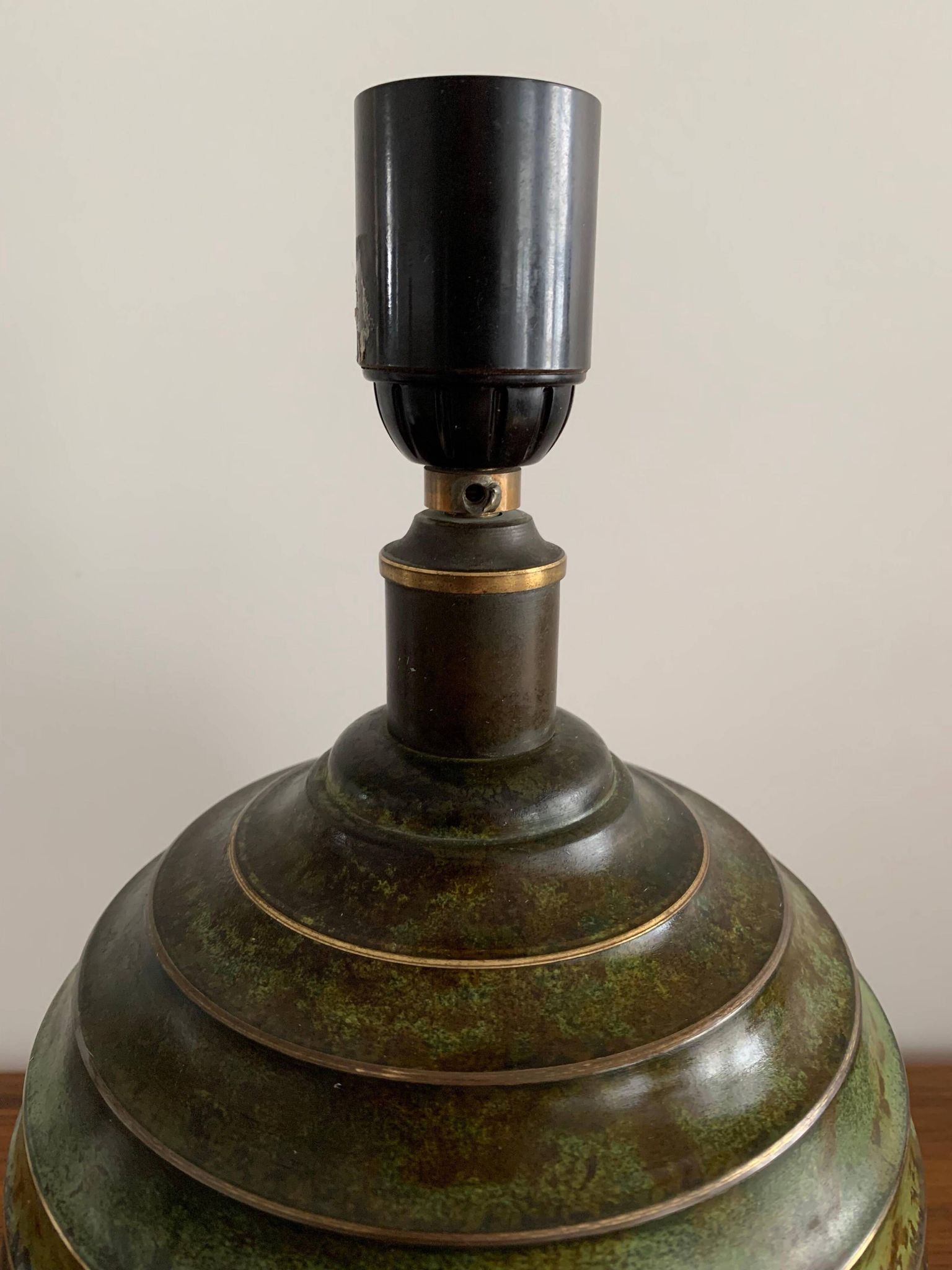 Art Deco table lamp in patinated bronze with eagles holding a globe, France 1940.