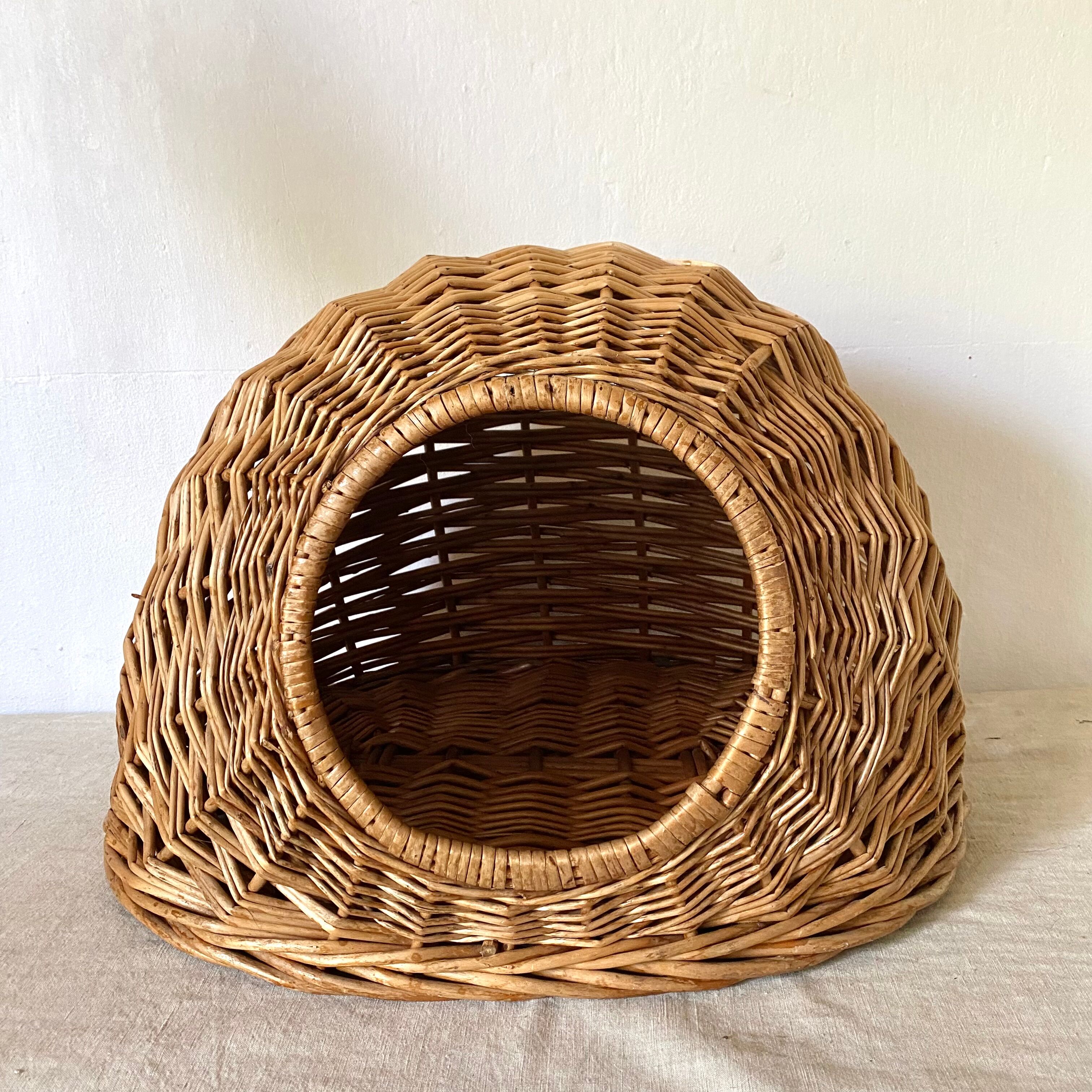 Basket for cat or dog in woven wicker