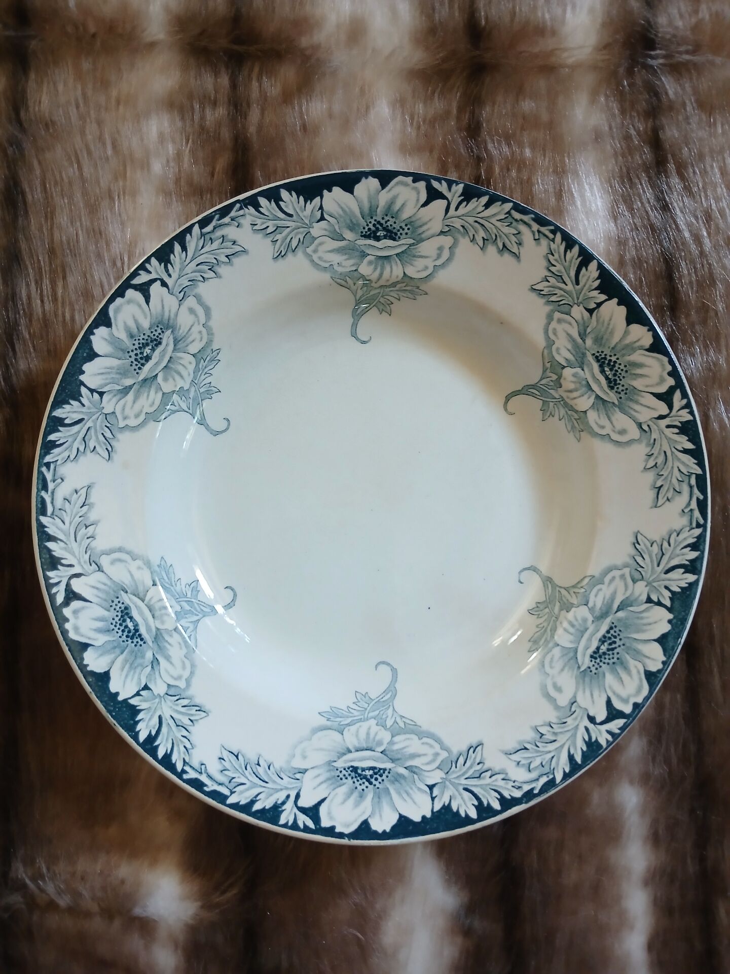 9 assiettes creuses anciennes dépareillées 