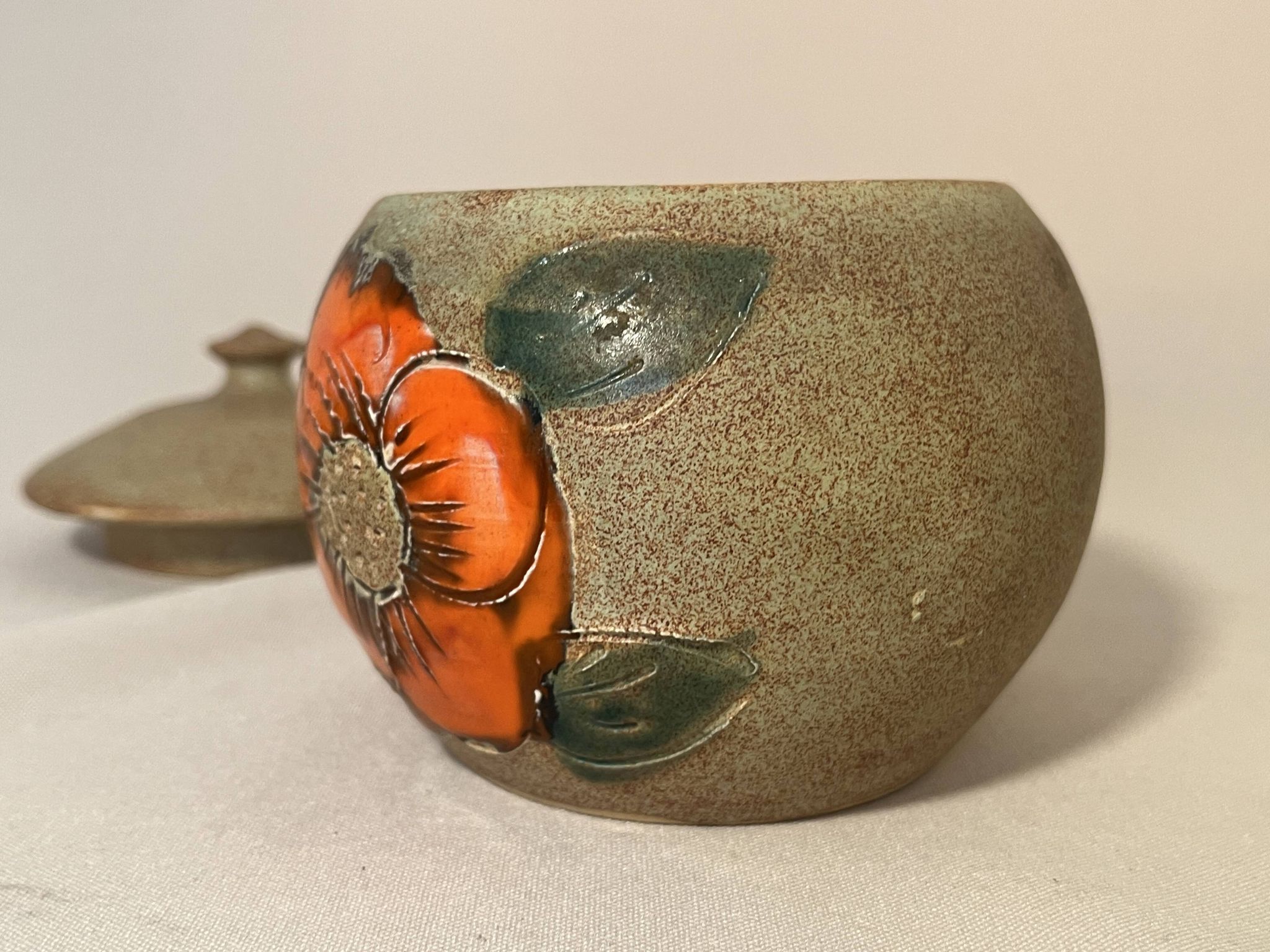 Bonbonnière en céramique beige et fleurs orange pot vintage 1970 sucrier