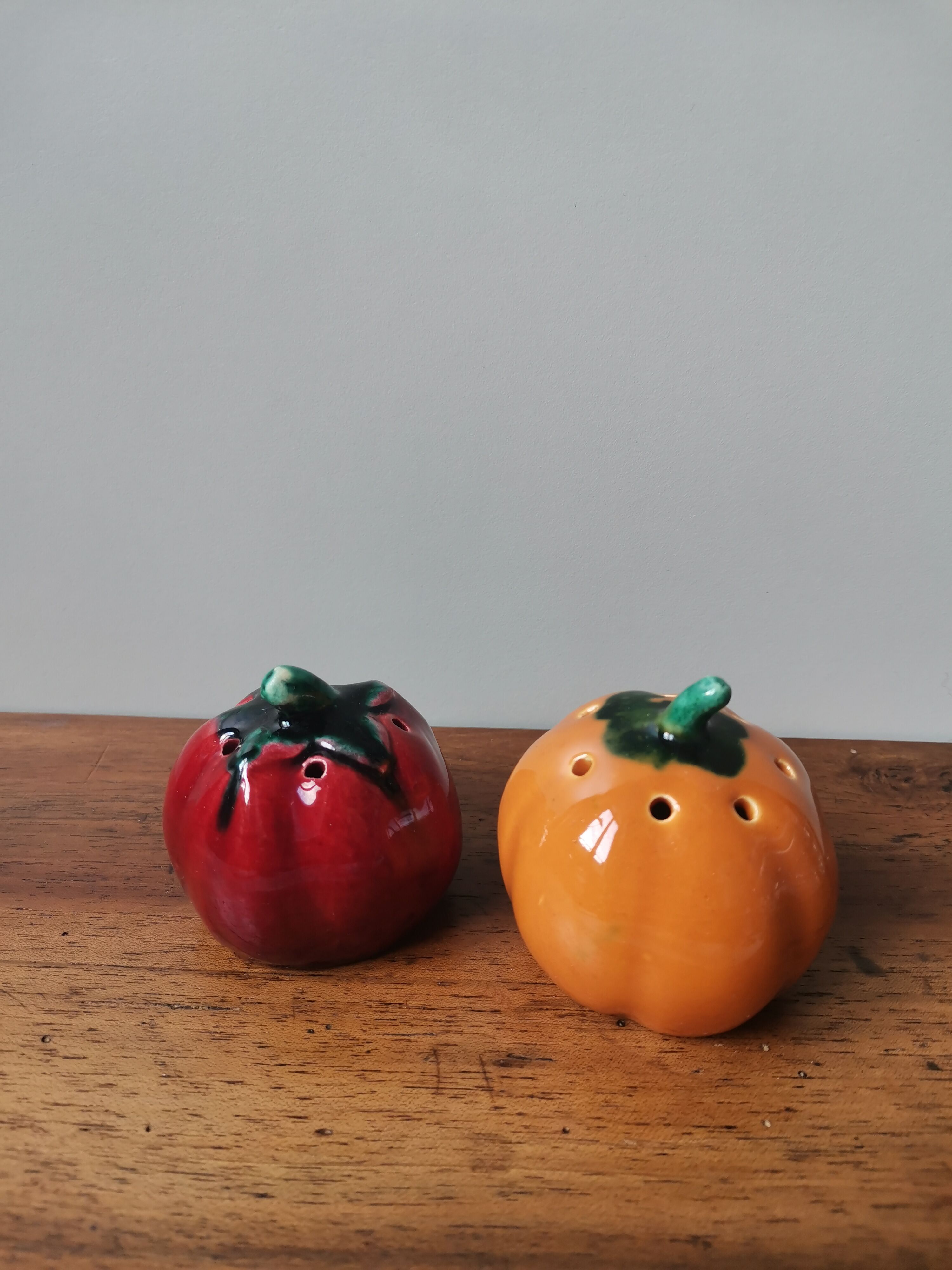 Salt shaker and pepper vintage ceramic slurry vegetables