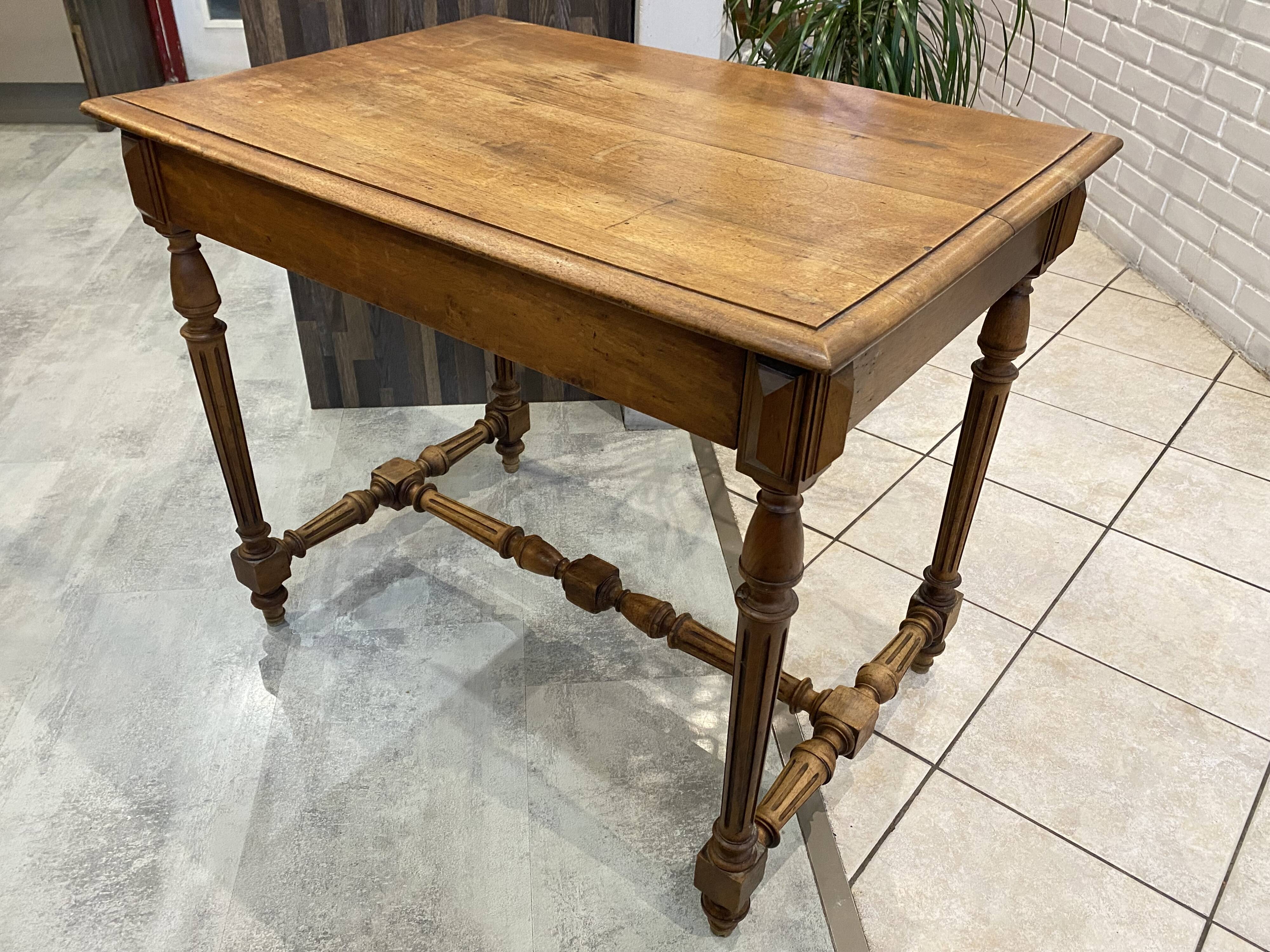 Bureau 1 tiroir en bois massif chêne pieds tournés et sculptés 89x62cm