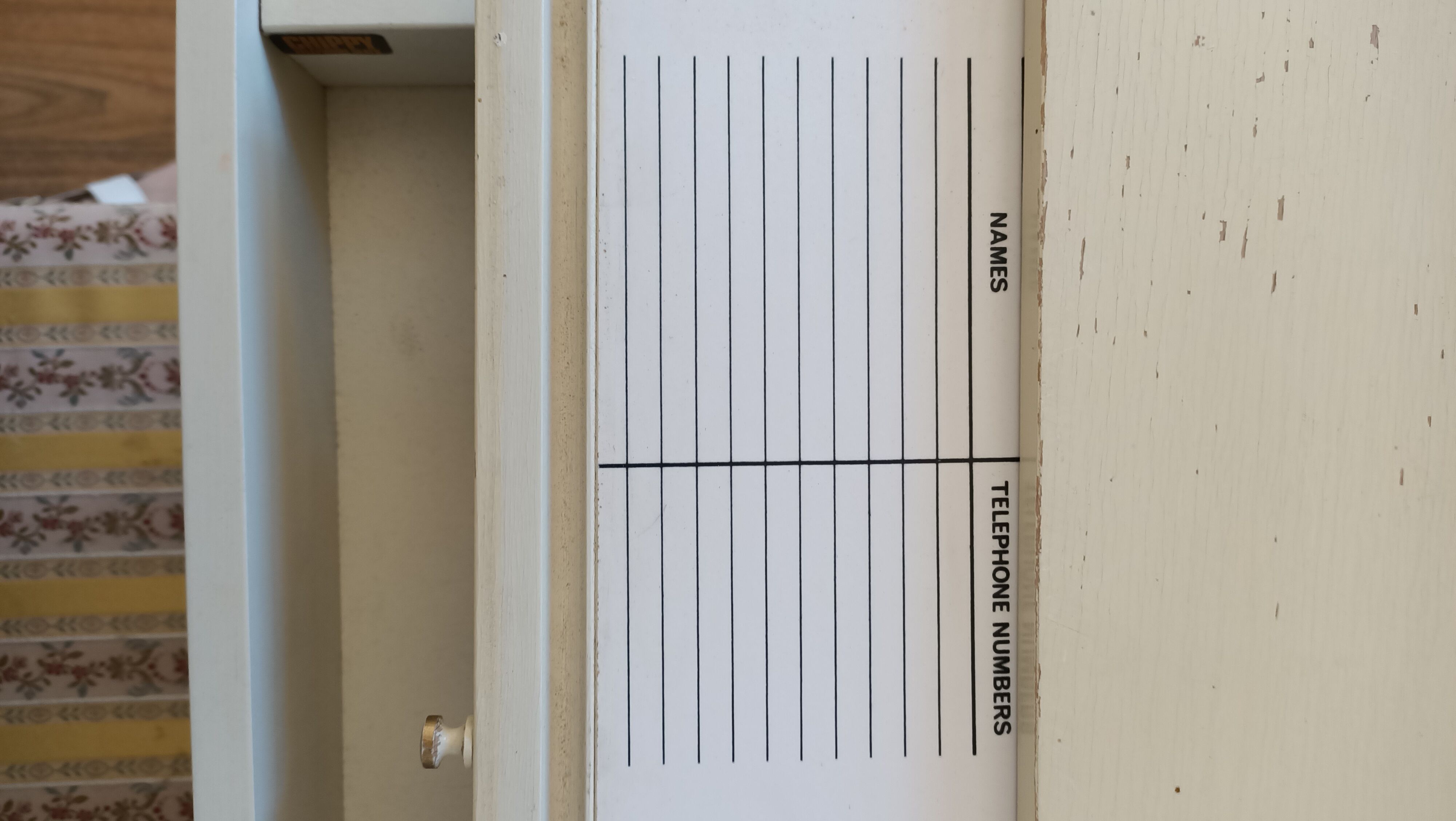 Chippy Phone Seat Table