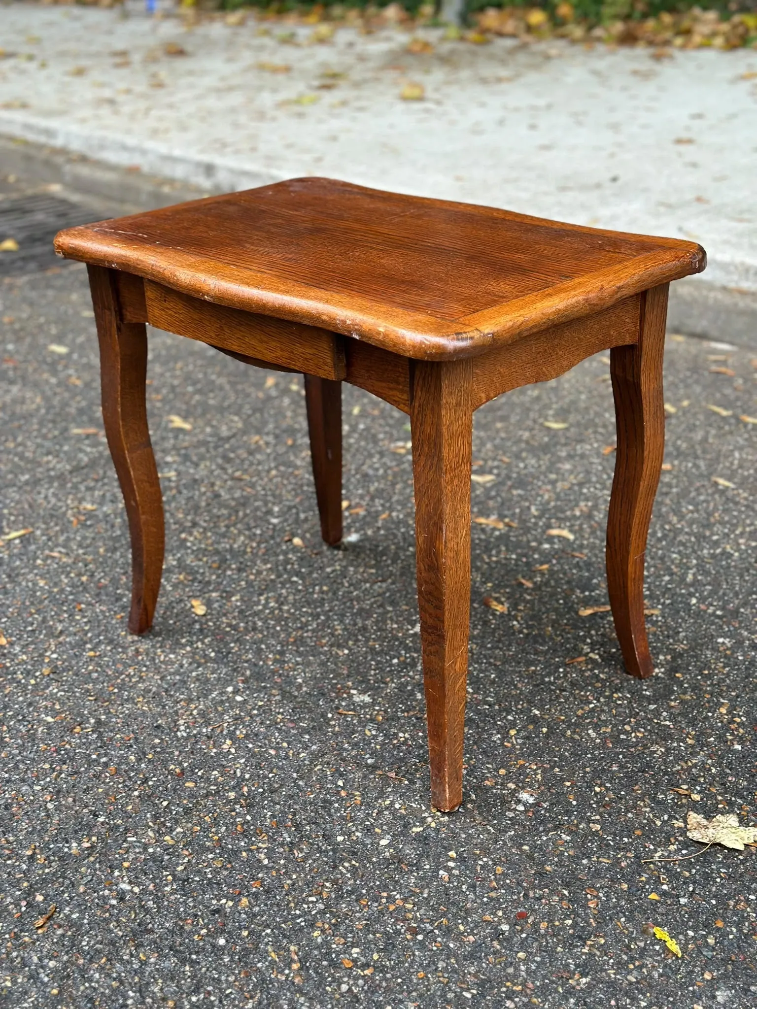 Table basse table d'appoint bout de canapé en chêne style Louis XV 1950