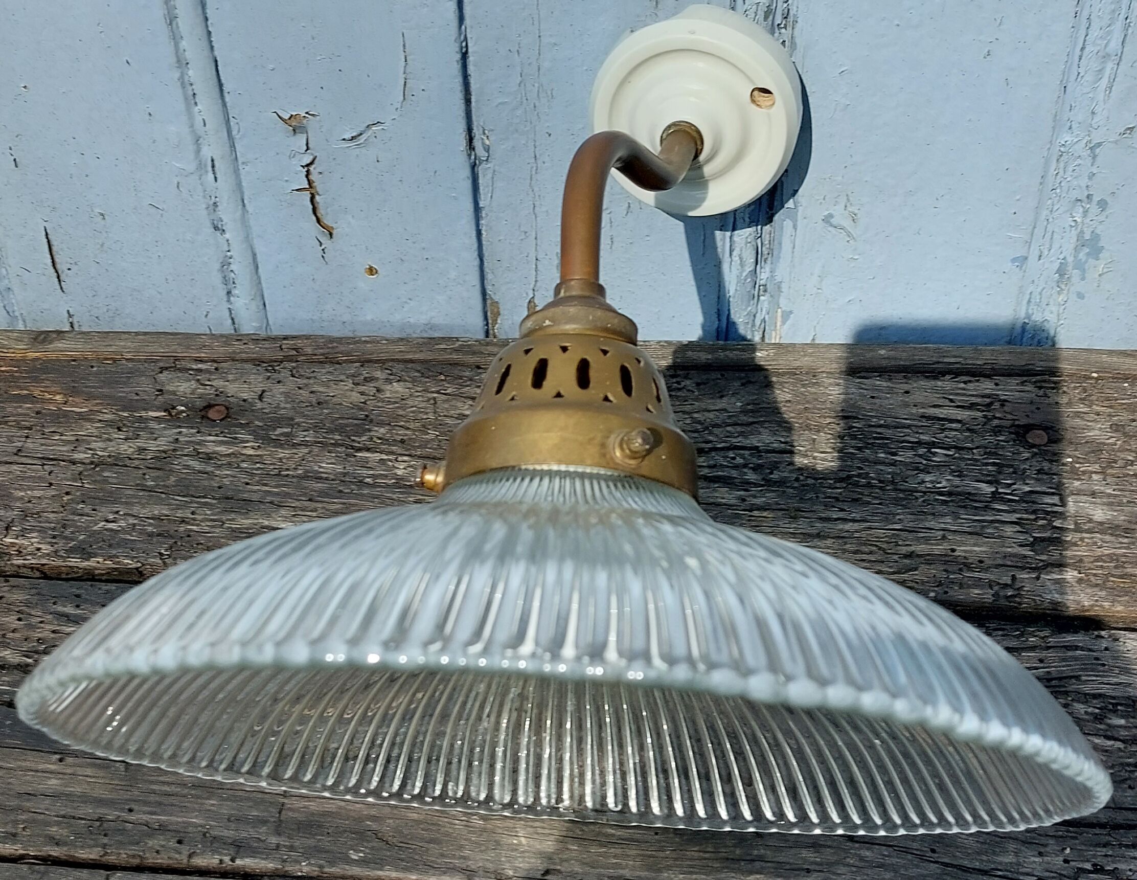 Holophanous wall lamp