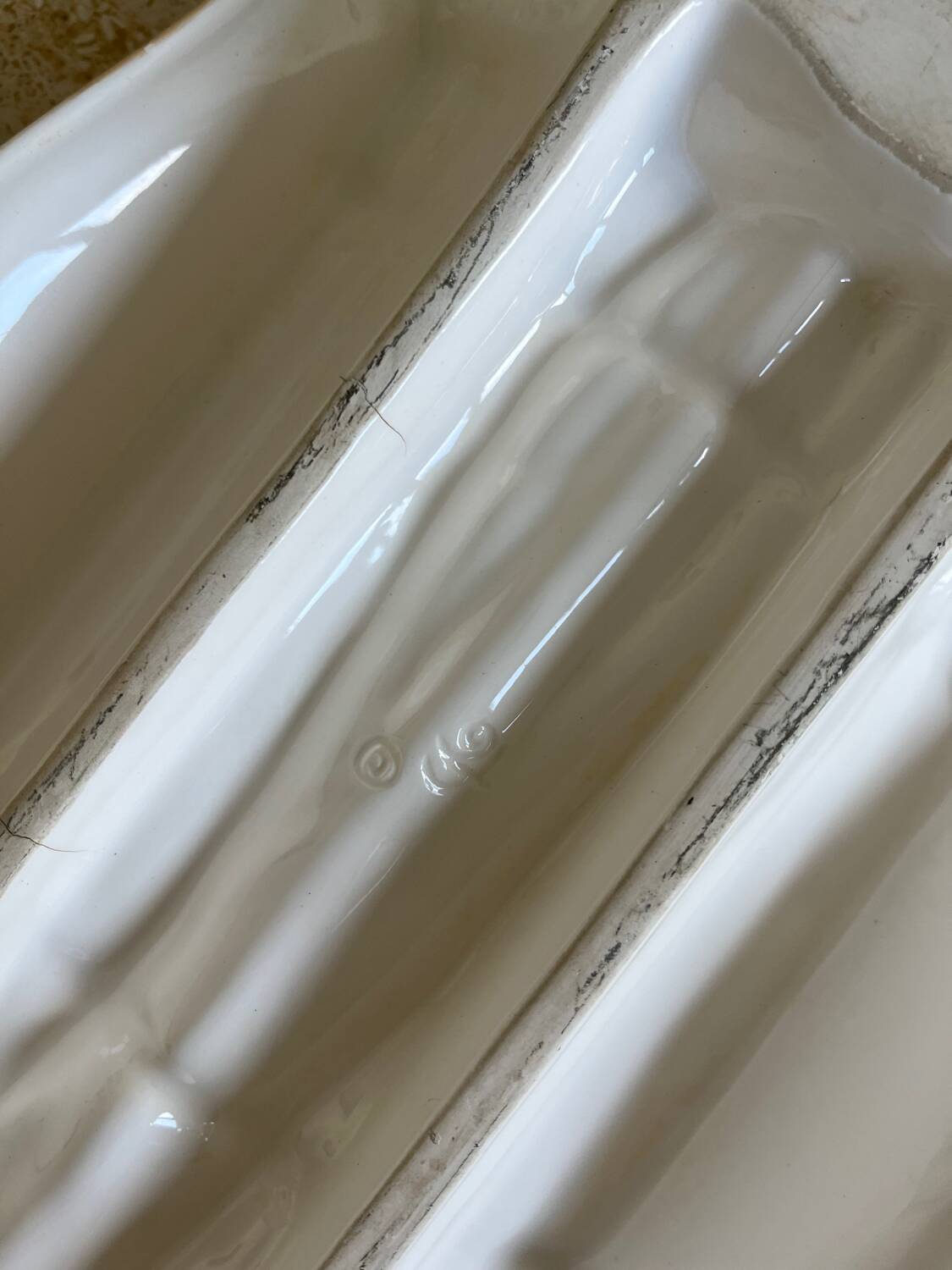 Asparagus-shaped slip dish