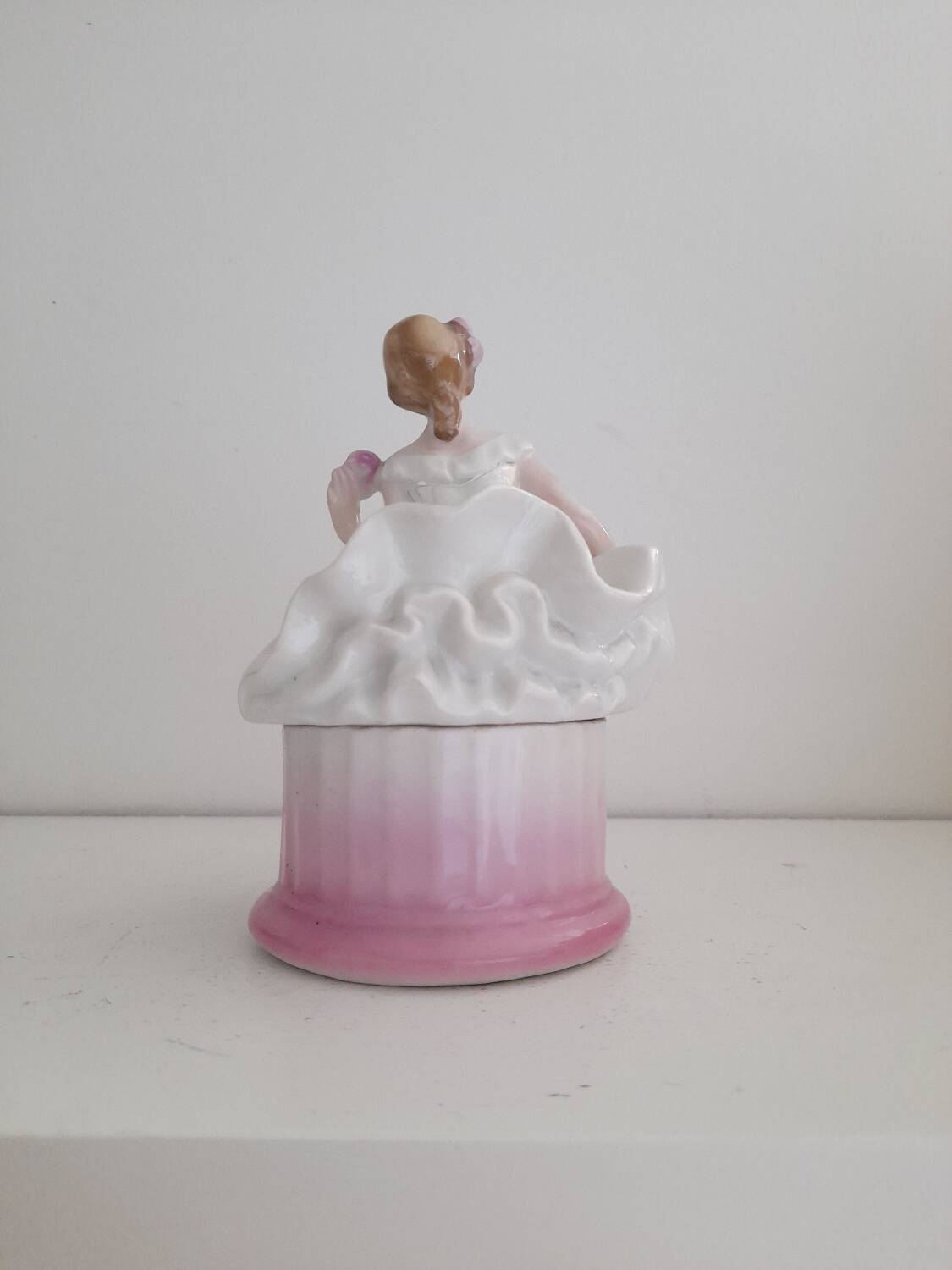 Lady’s porcelain compact or candy dish